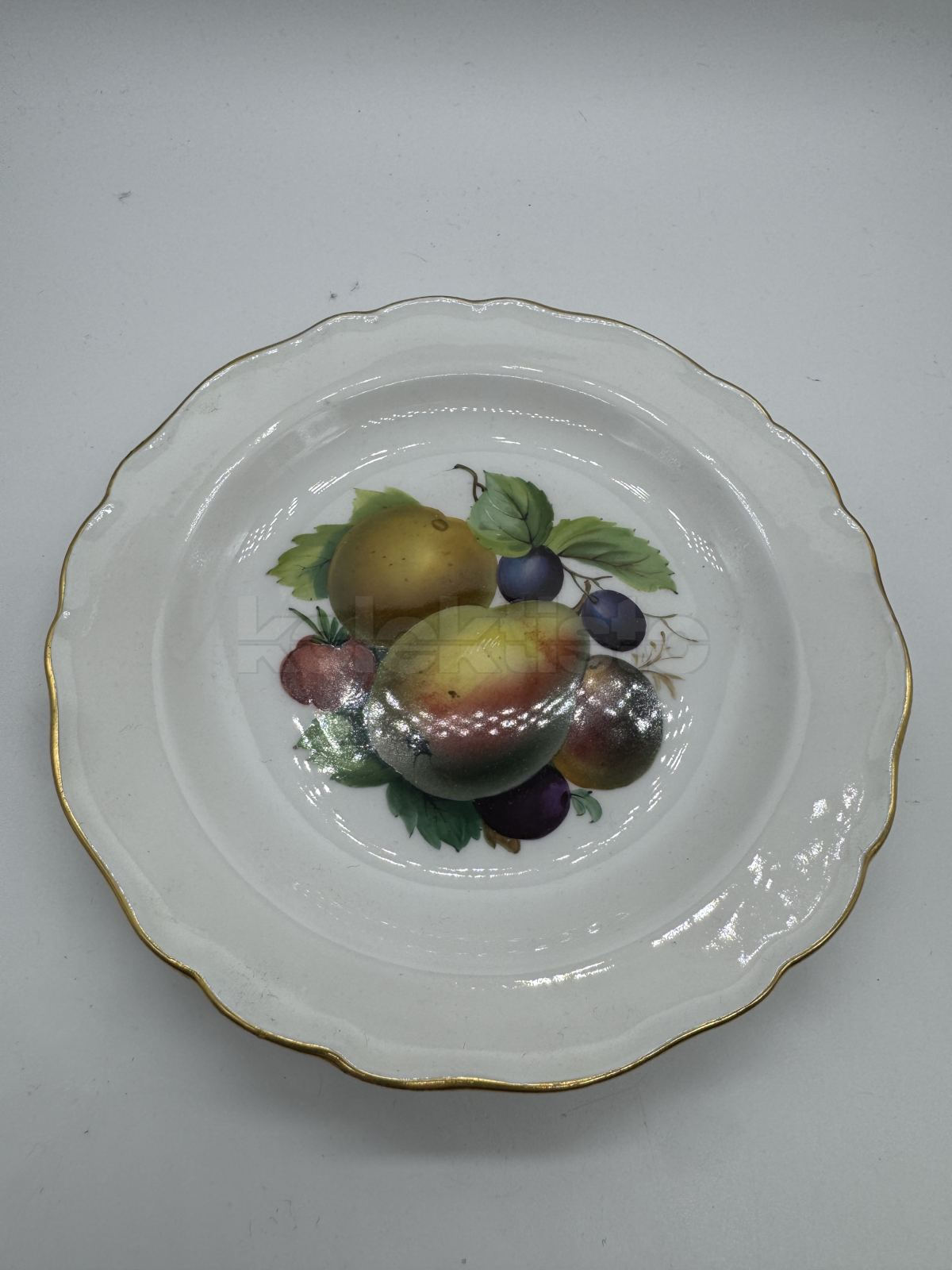 Porcelánový dezertní talířek s malbou ovoce