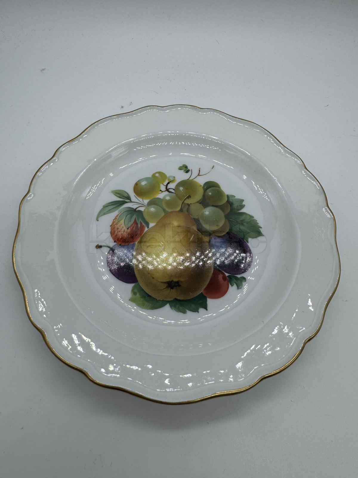 Porcelánový dezertní talířek s malbou ovoce