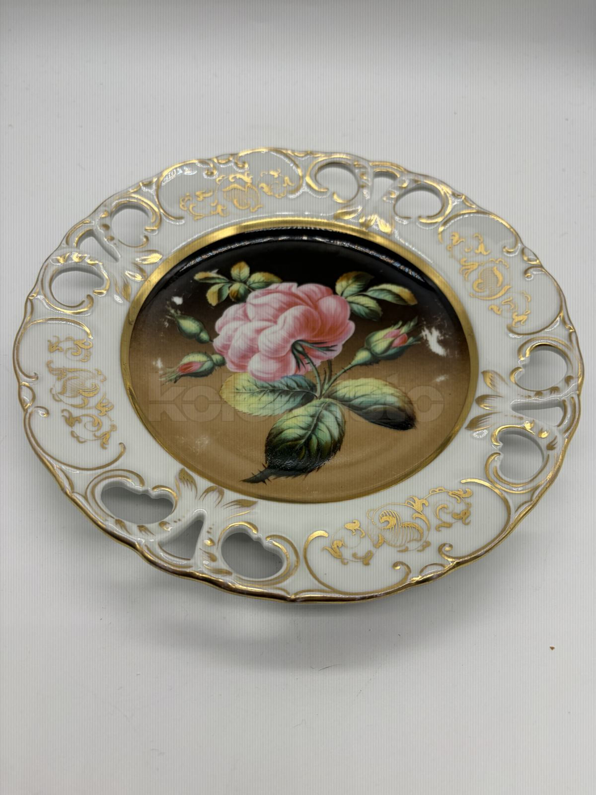 Porcelánový prořezávaný malovaný talíř, cena za 1 ks