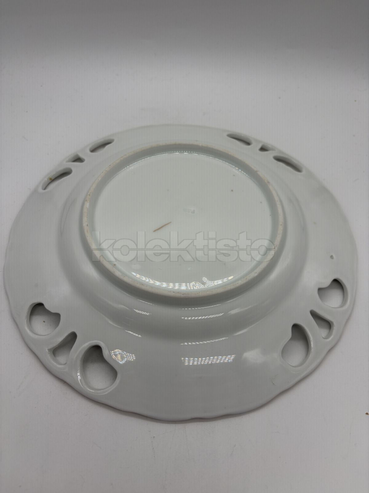 Porcelánový prořezávaný malovaný talíř, cena za 1 ks