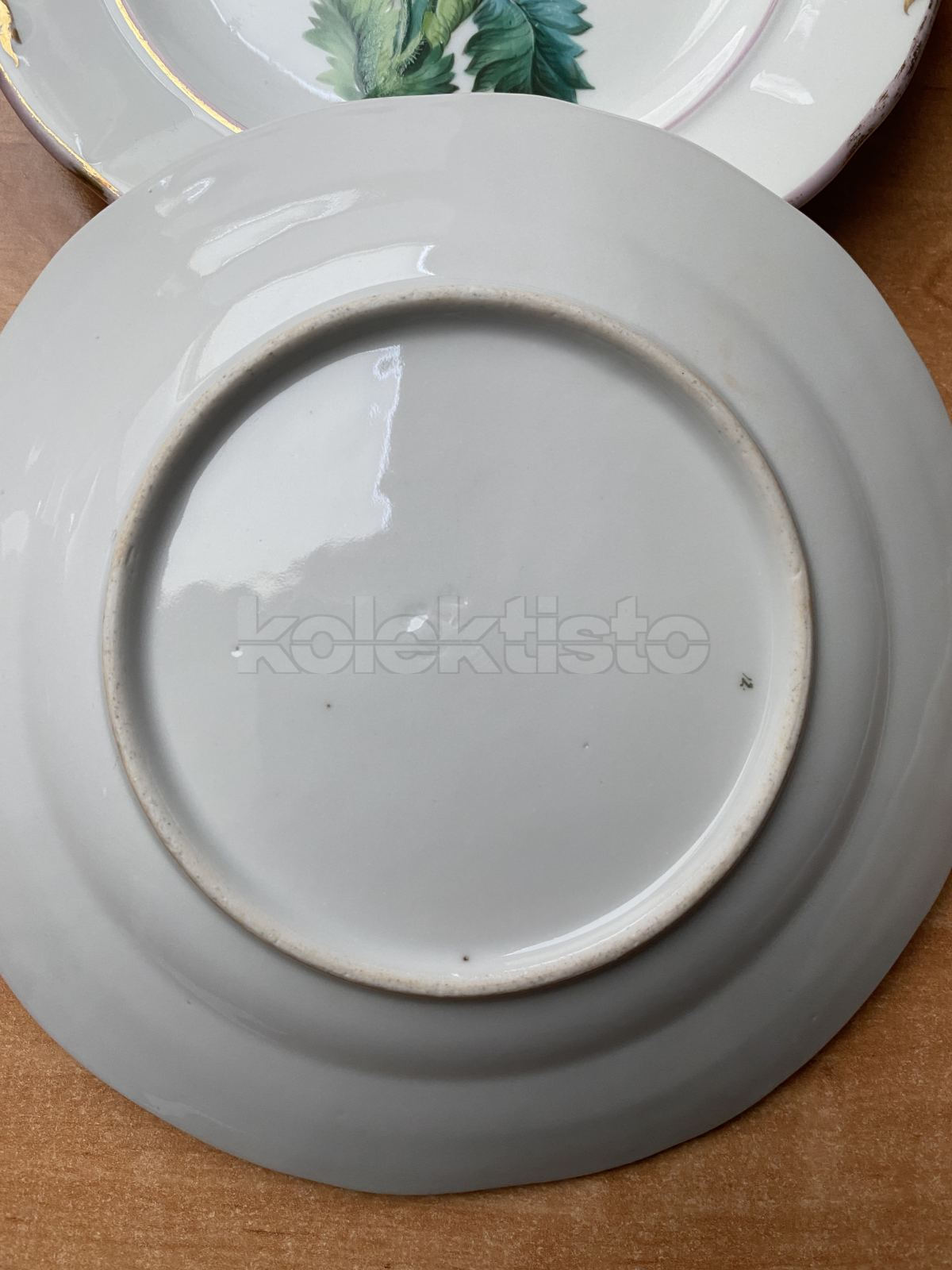 Porcelánový talířek s květinou