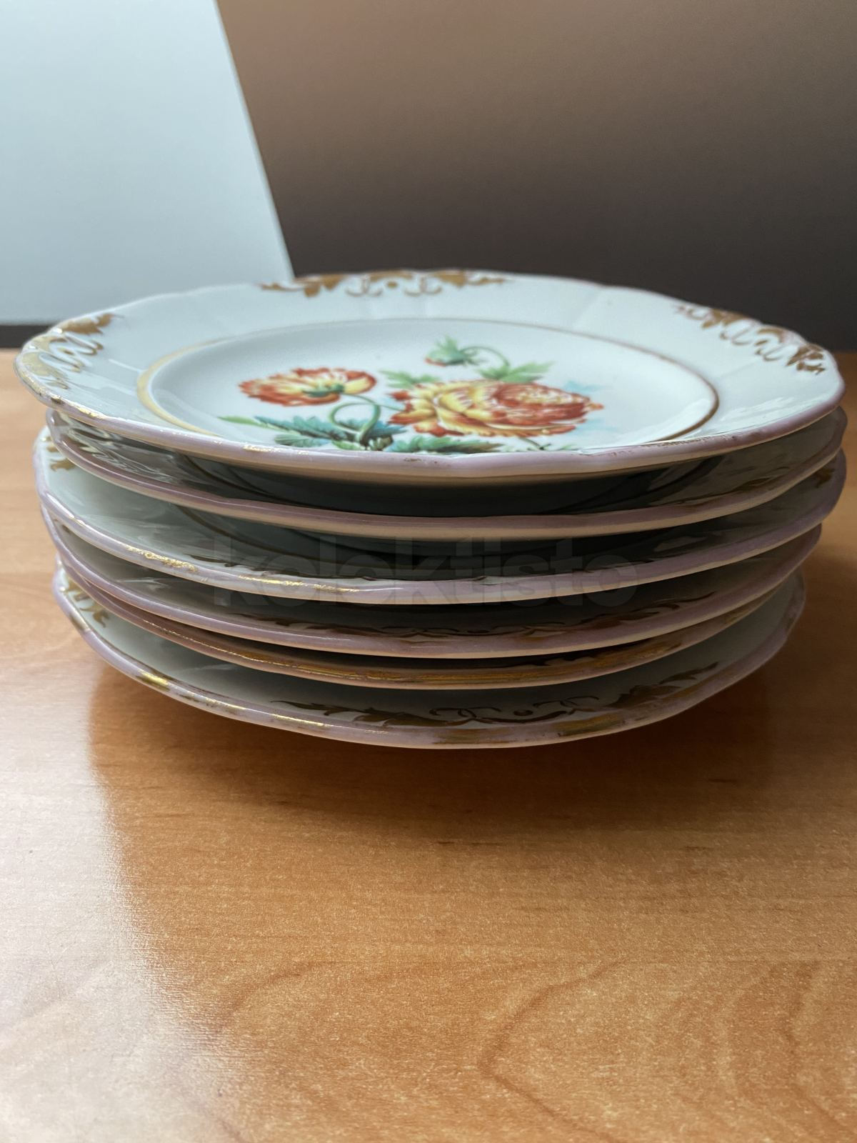 Porcelánový talířek s květinou