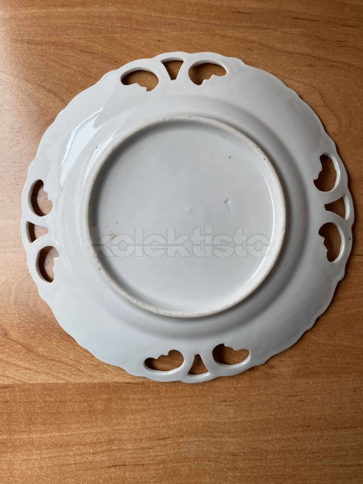 Porcelánový vykrajovaný talíř č.1