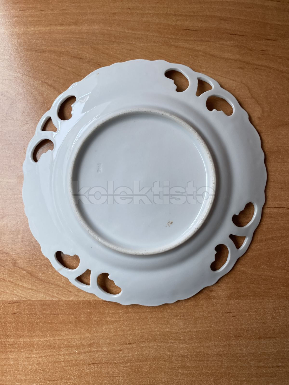 Porcelánový vykrajovaný talíř č.2