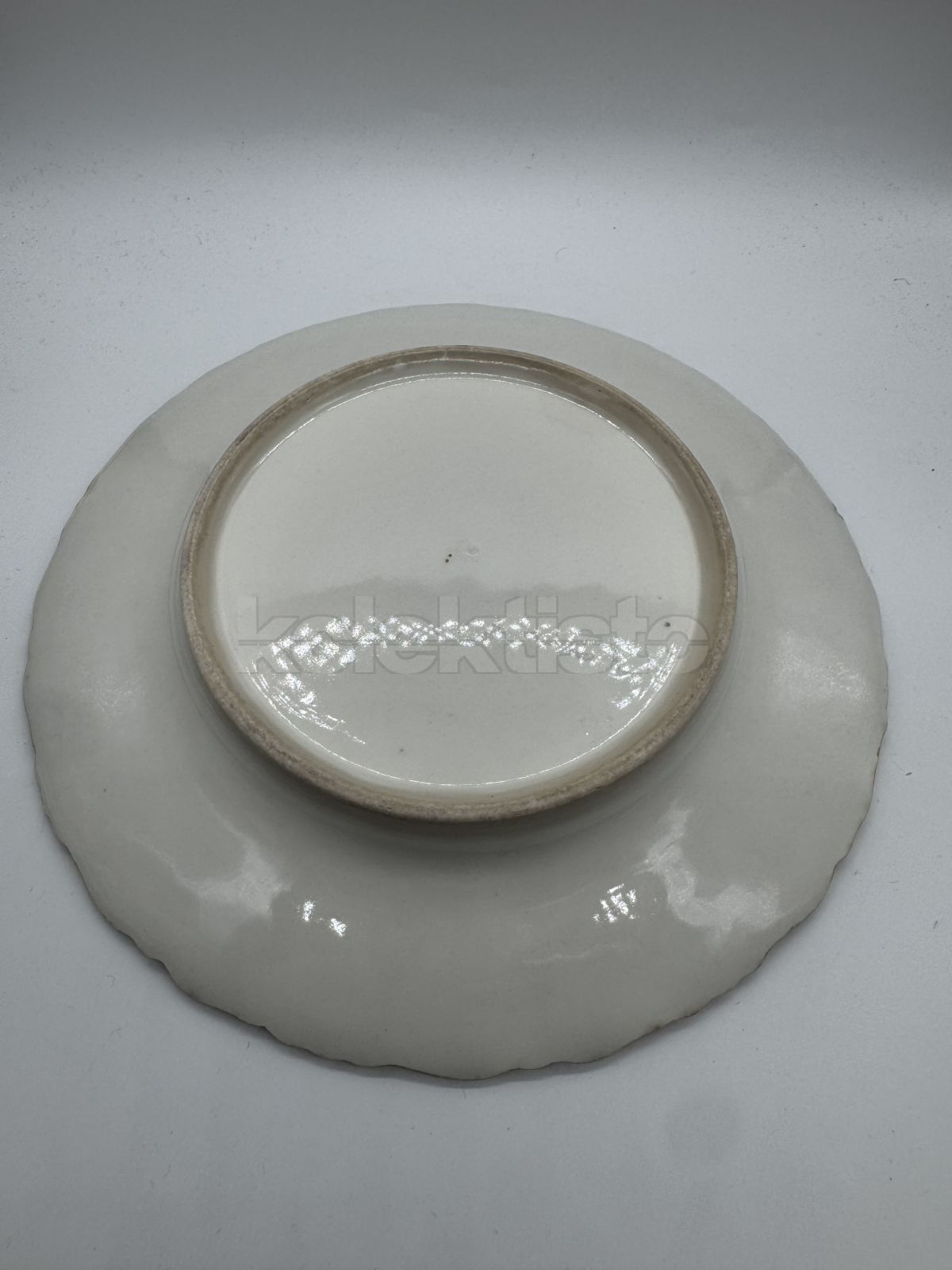 Porcelánový plastický talíř s malbou