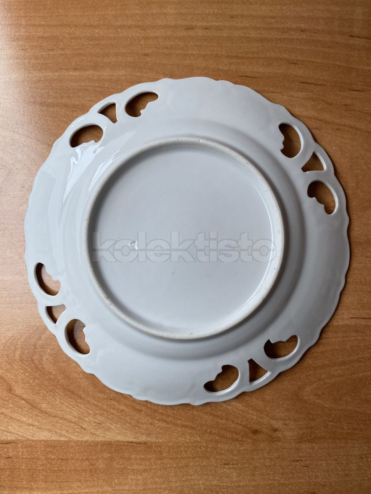 Porcelánový vykrajovaný talíř