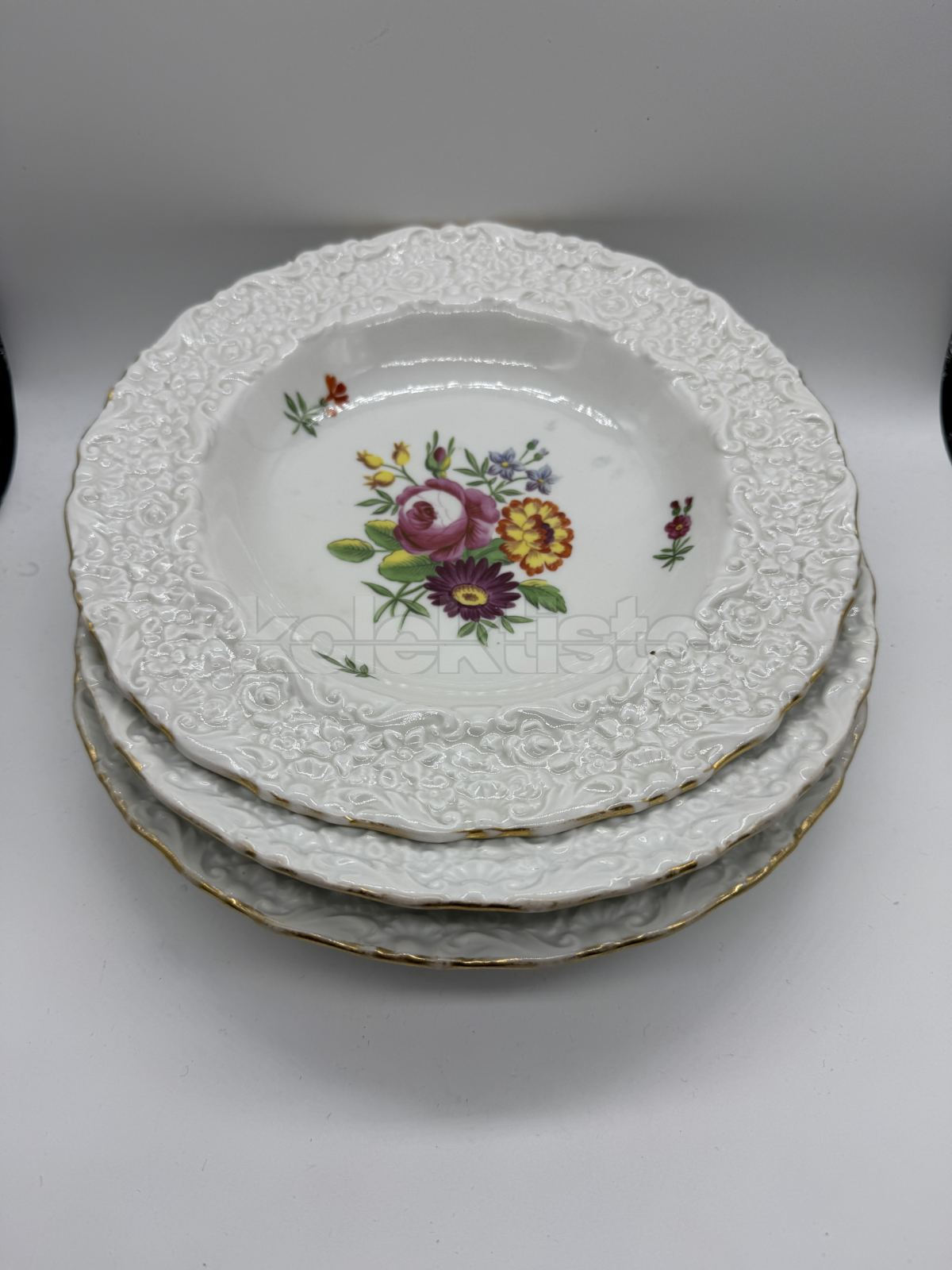 Porcelánový plastický talíř s malbou, cena za 1 ks