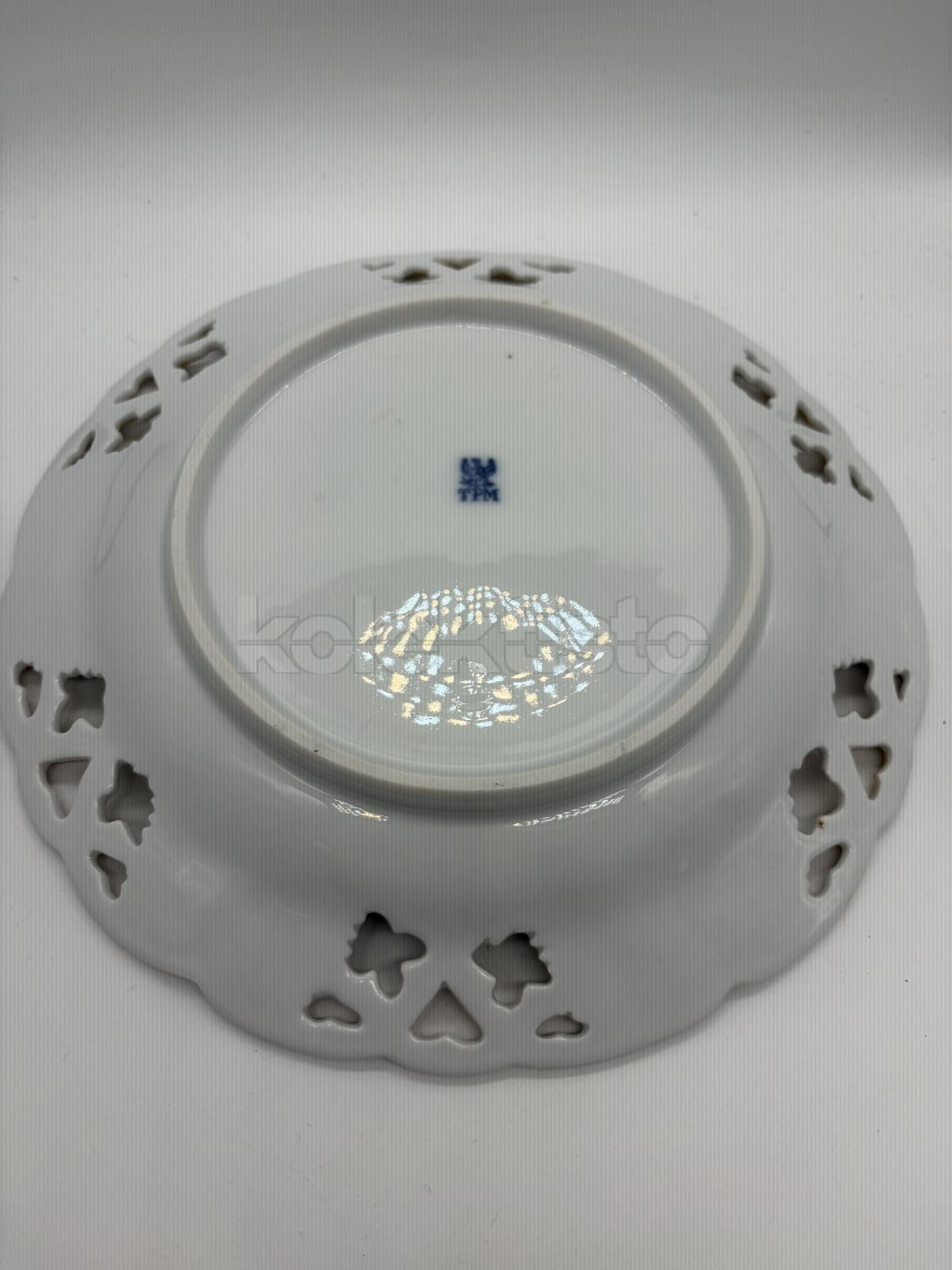 Porcelánový prořezávaný talíř s malbou