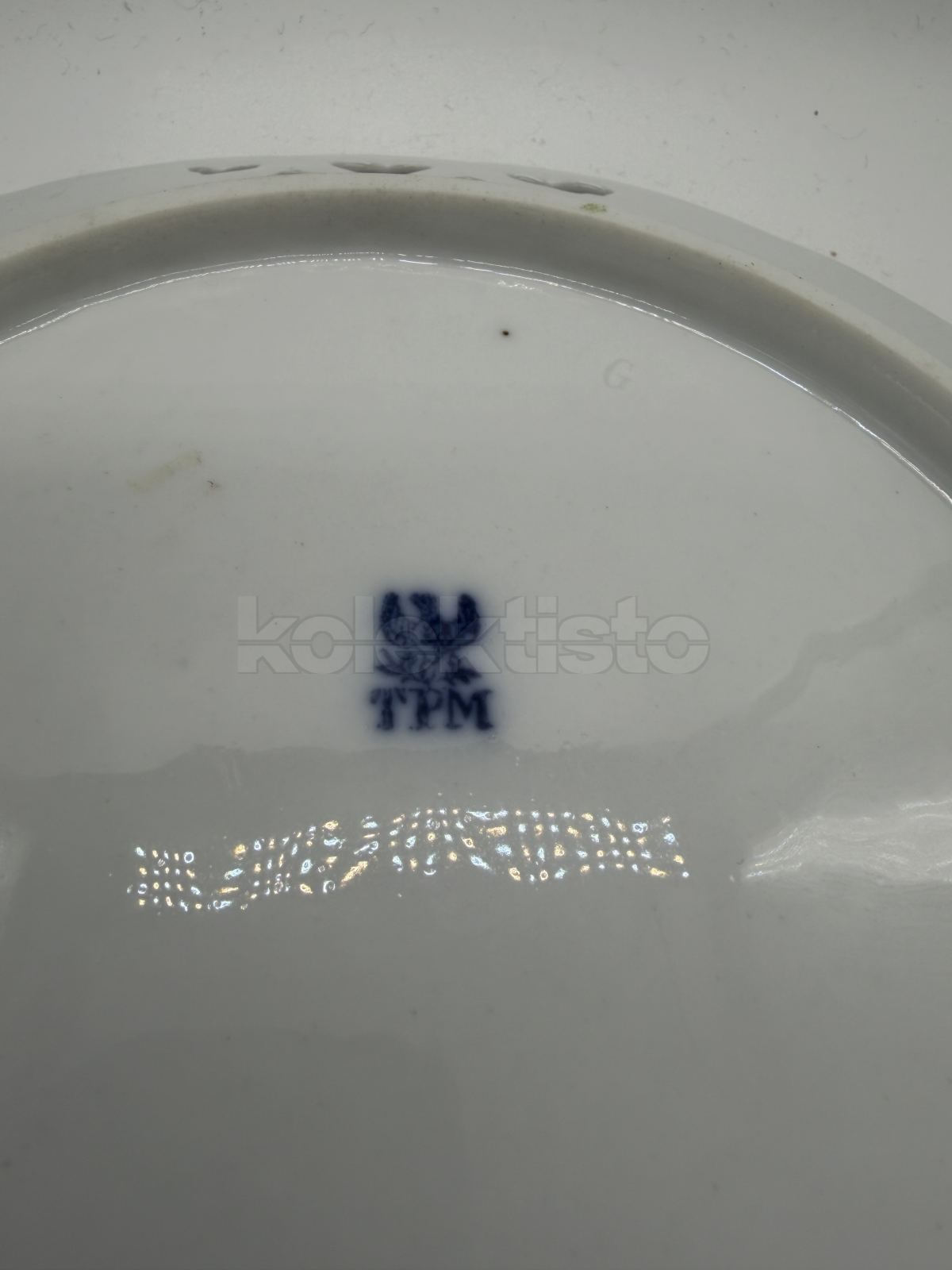 Porcelánový prořezávaný talíř s malbou