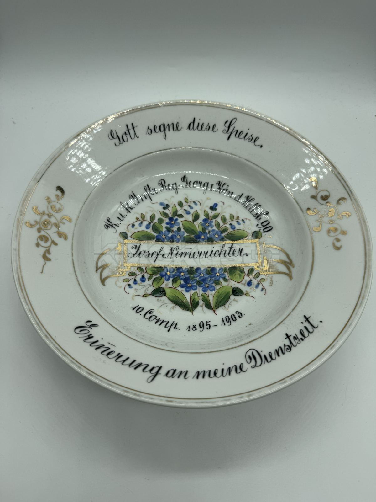 Porcelánový talíř se vzpomínkou vojáka a jeho manželky na službu ve Znojmě v letech 1895-1903, sada 2 ks