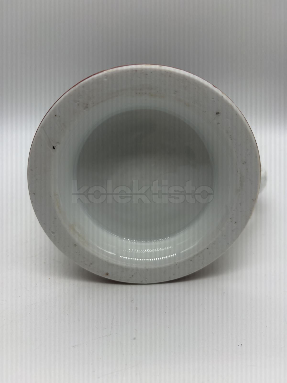 Porcelánový korbel s malbou s loveckou tématikou, průsvitkou a cínovým víkem