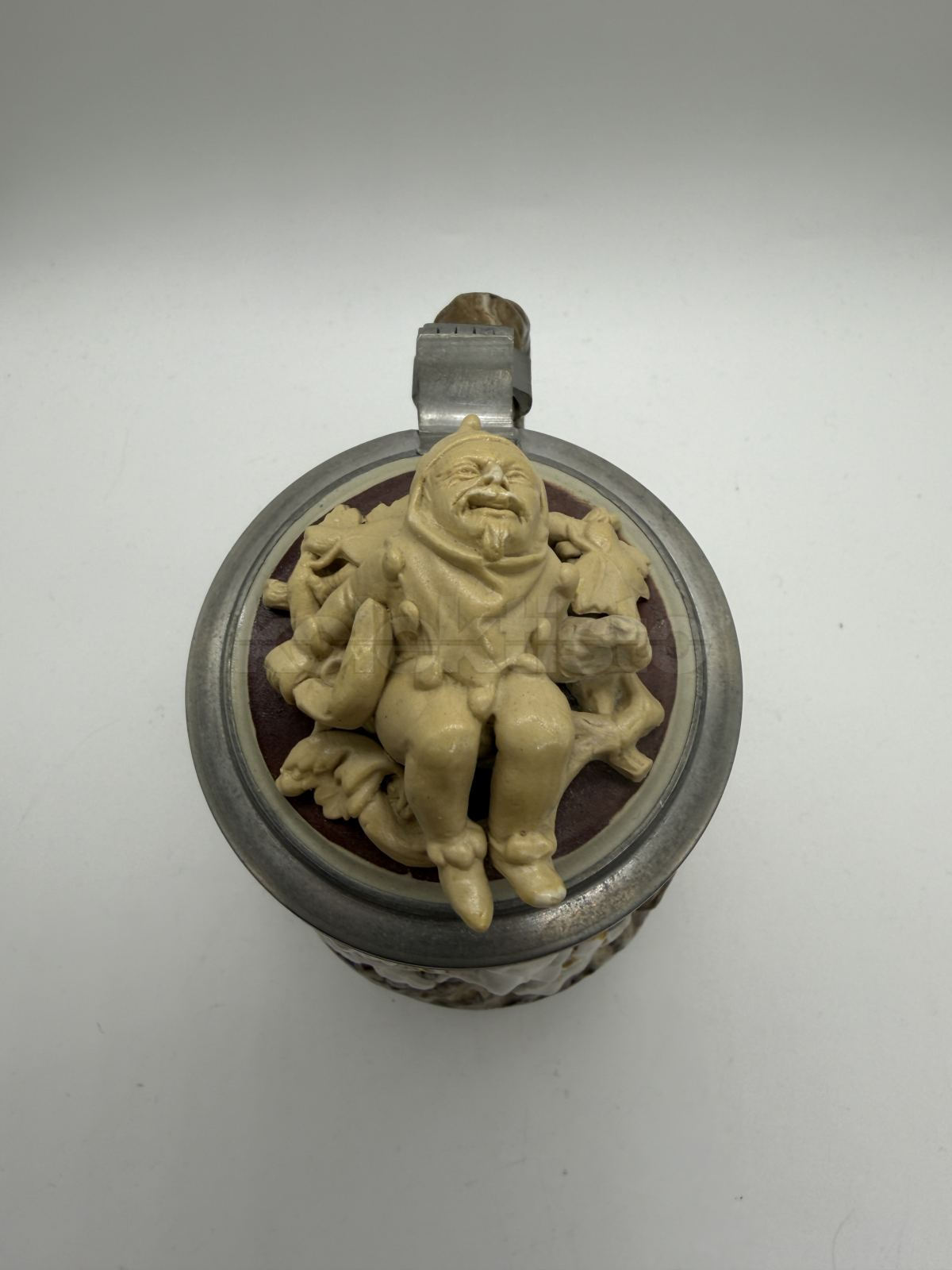 Porcelánový korbel s trpaslíkem