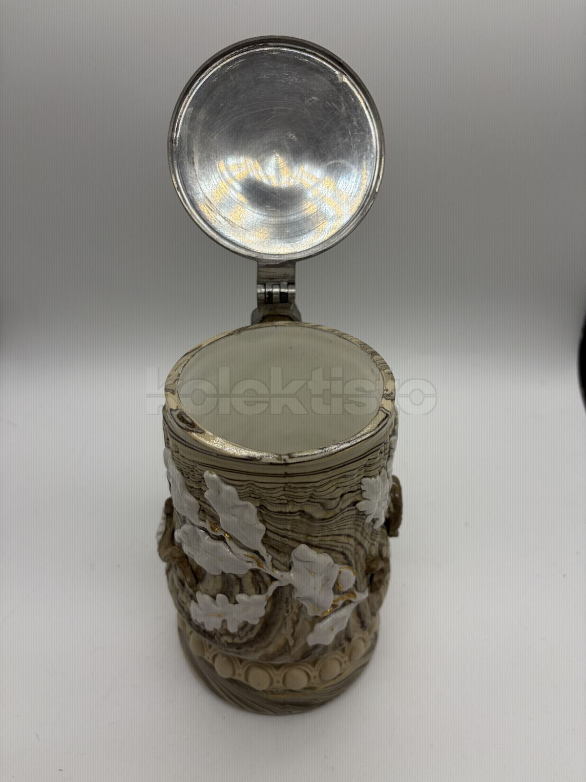 Porcelánový korbel s trpaslíkem