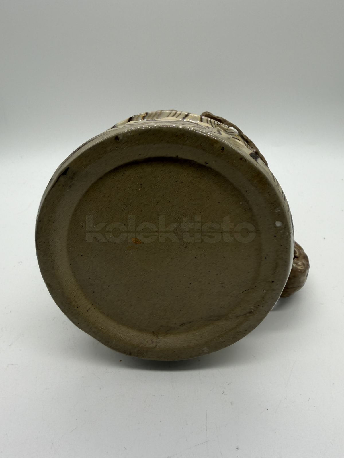 Porcelánový korbel s trpaslíkem