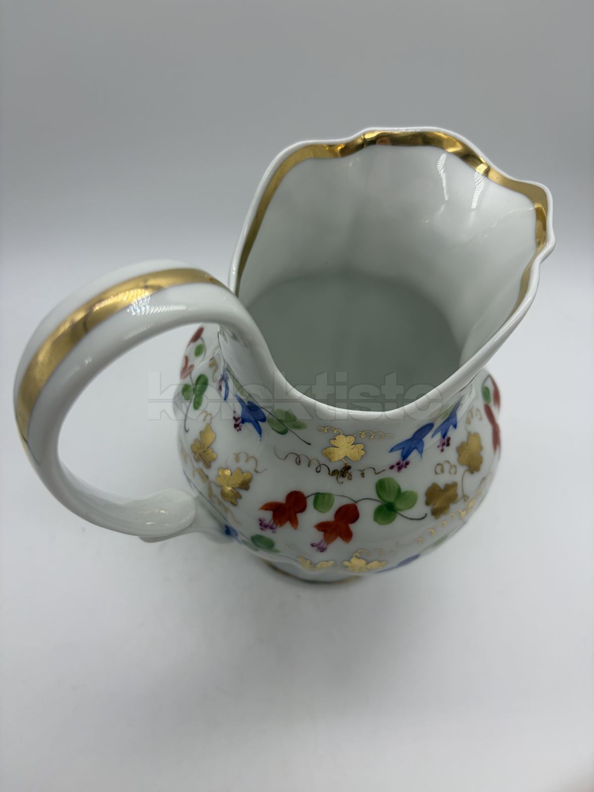 Porcelánová konvička na mléko