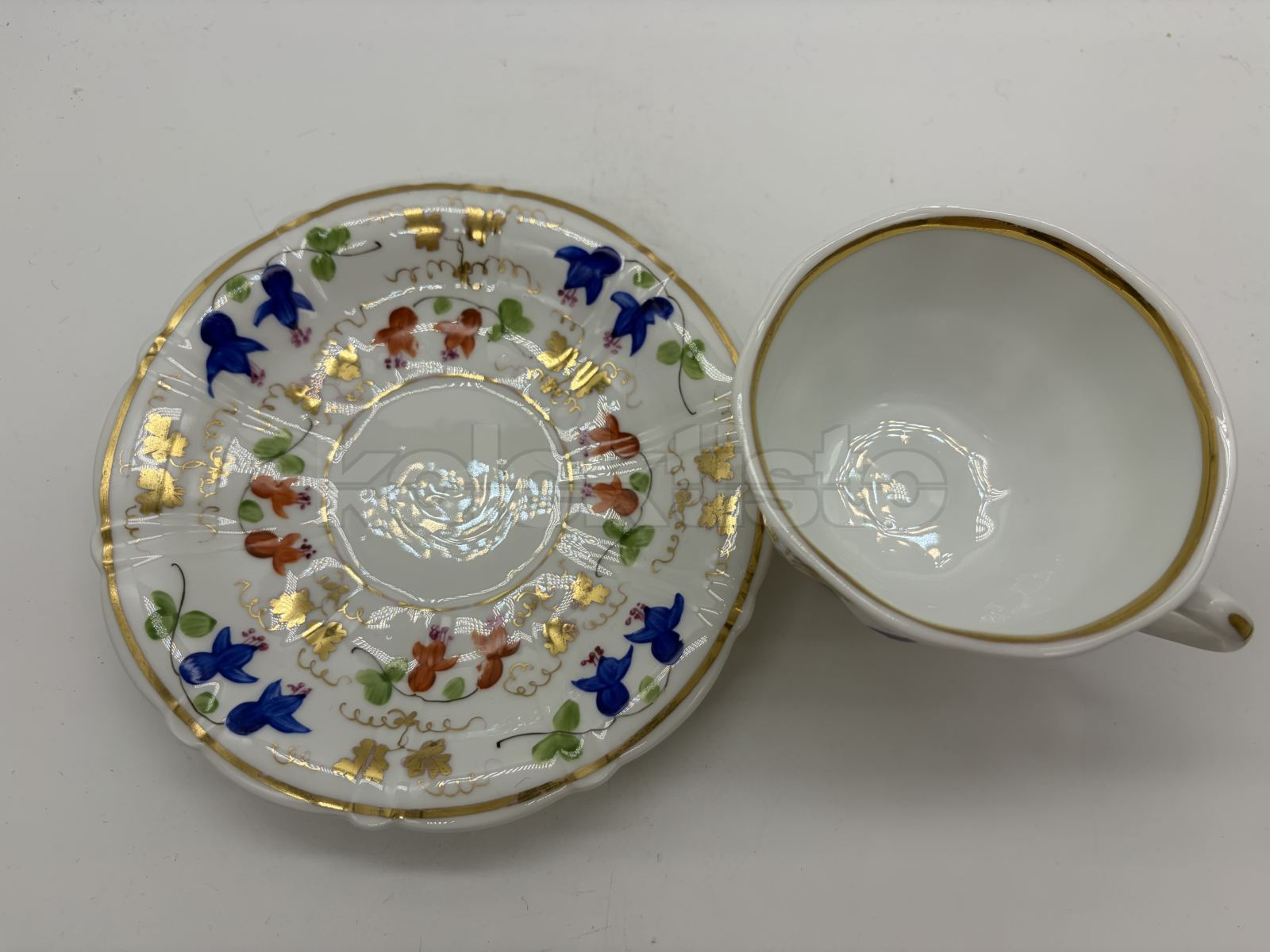 Porcelánový šálek s podšálkem