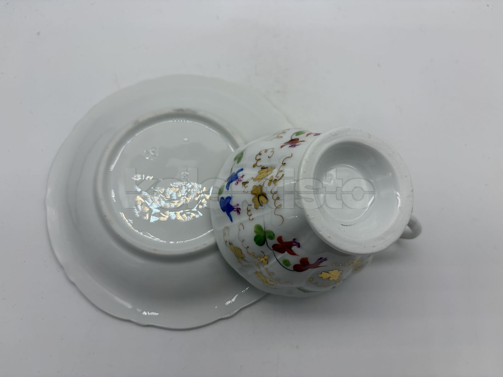 Porcelánový šálek s podšálkem