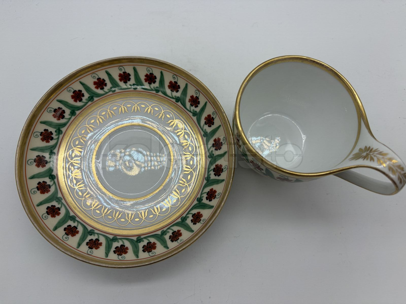 Porcelánový šálek s podšálkem