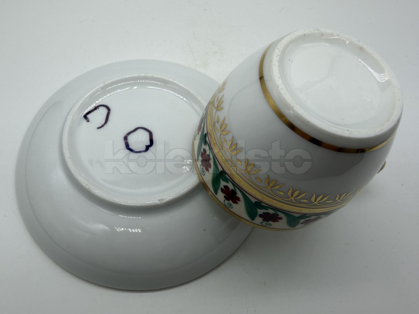 Porcelánový šálek s podšálkem