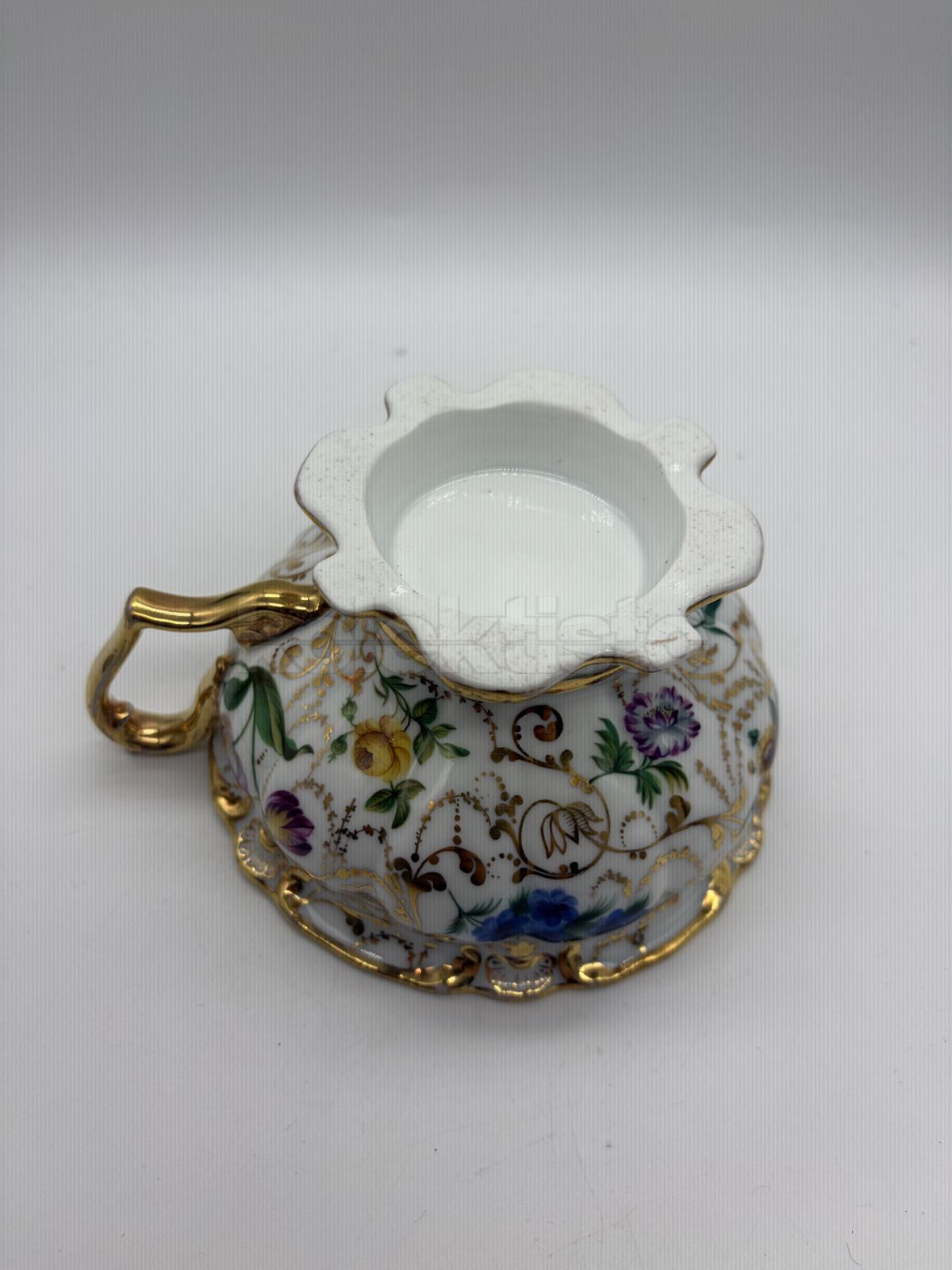 Porcelánový šálek