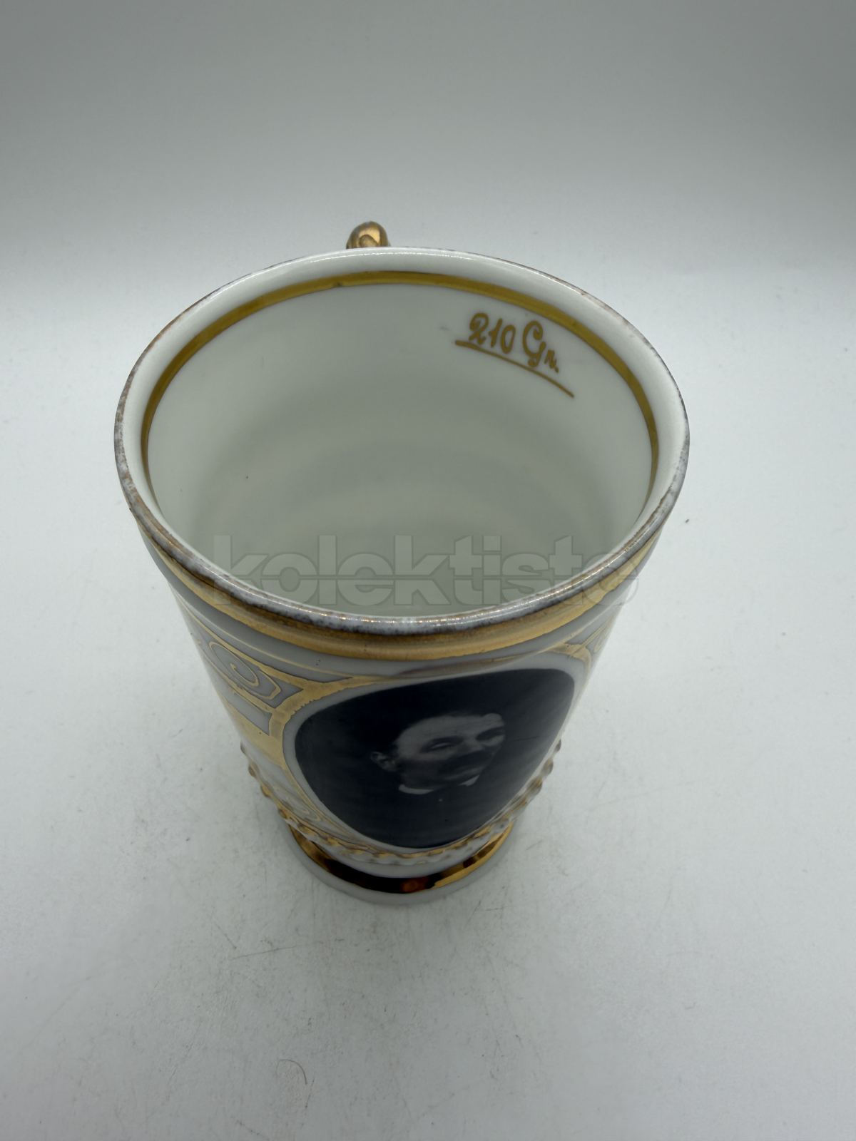Porcelánový pohárek s portrétem muže