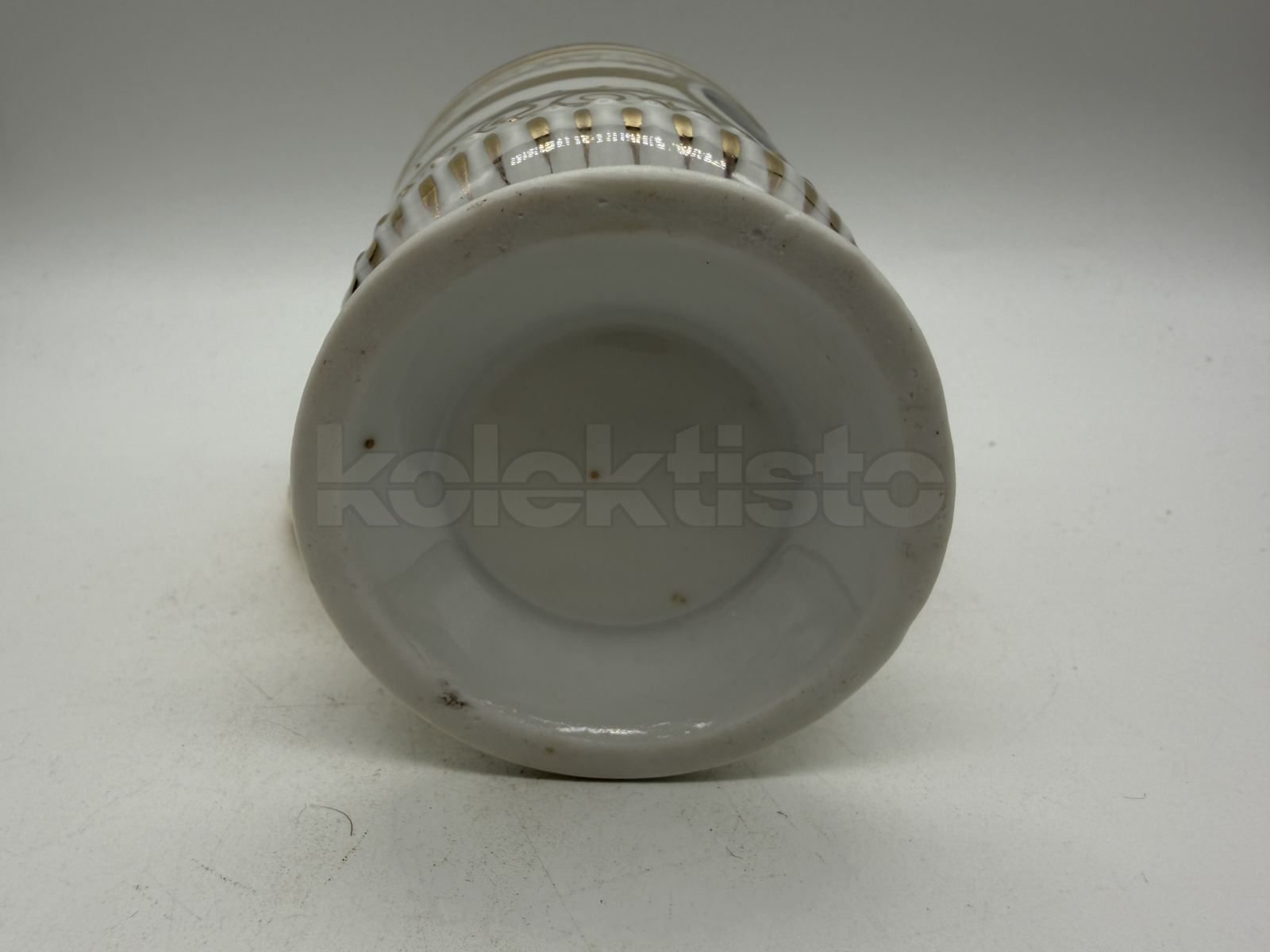Porcelánový pohárek s portrétem muže
