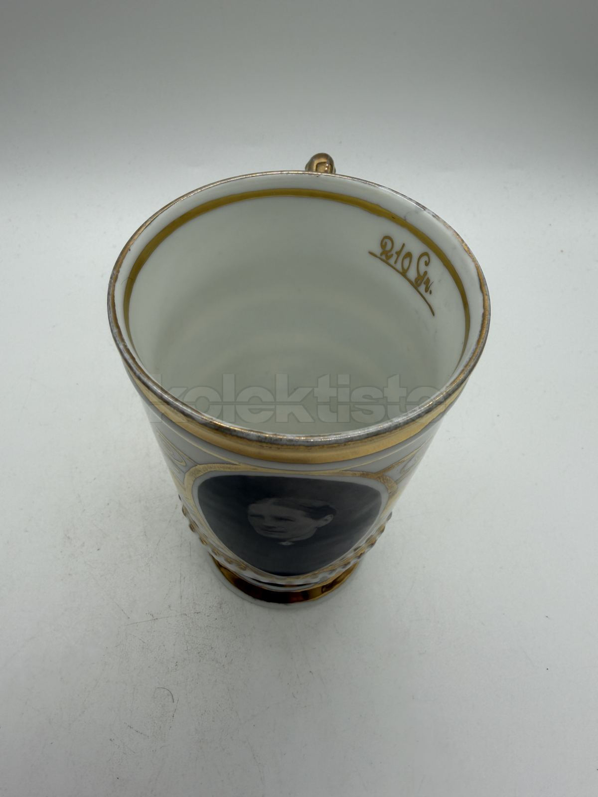 Porcelánový pohárek s portrétem ženy