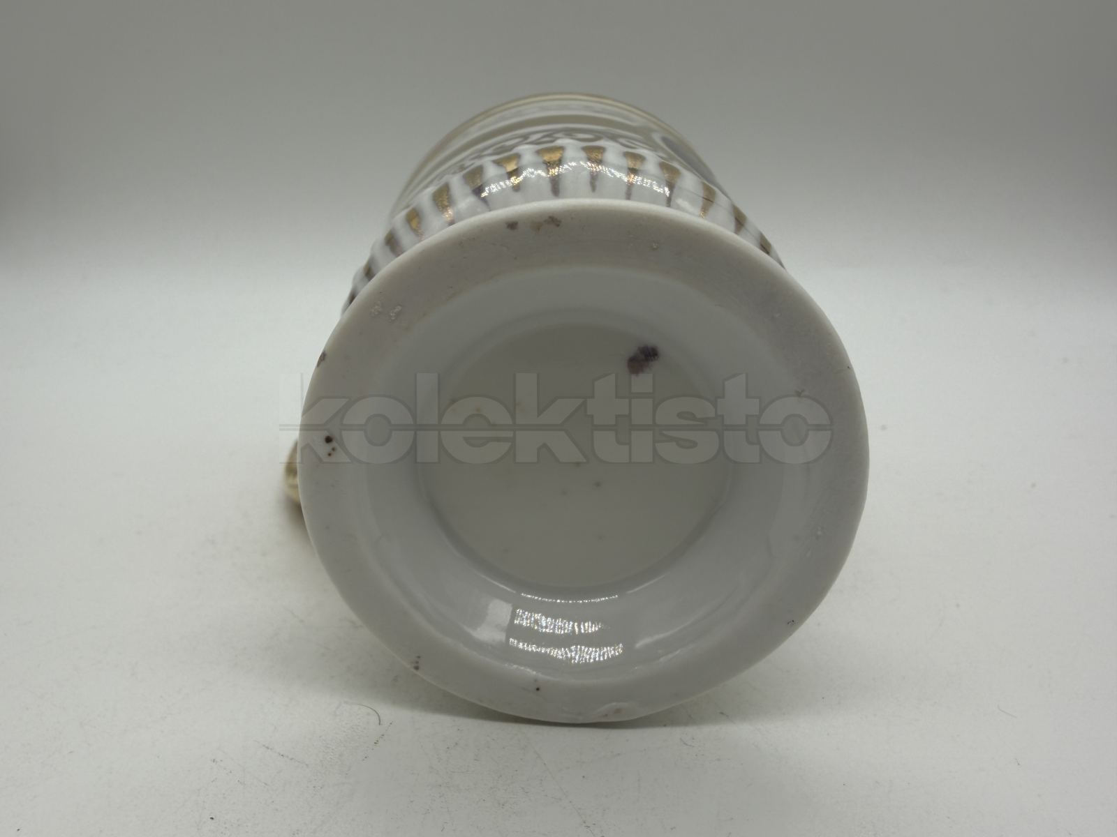 Porcelánový pohárek s portrétem ženy