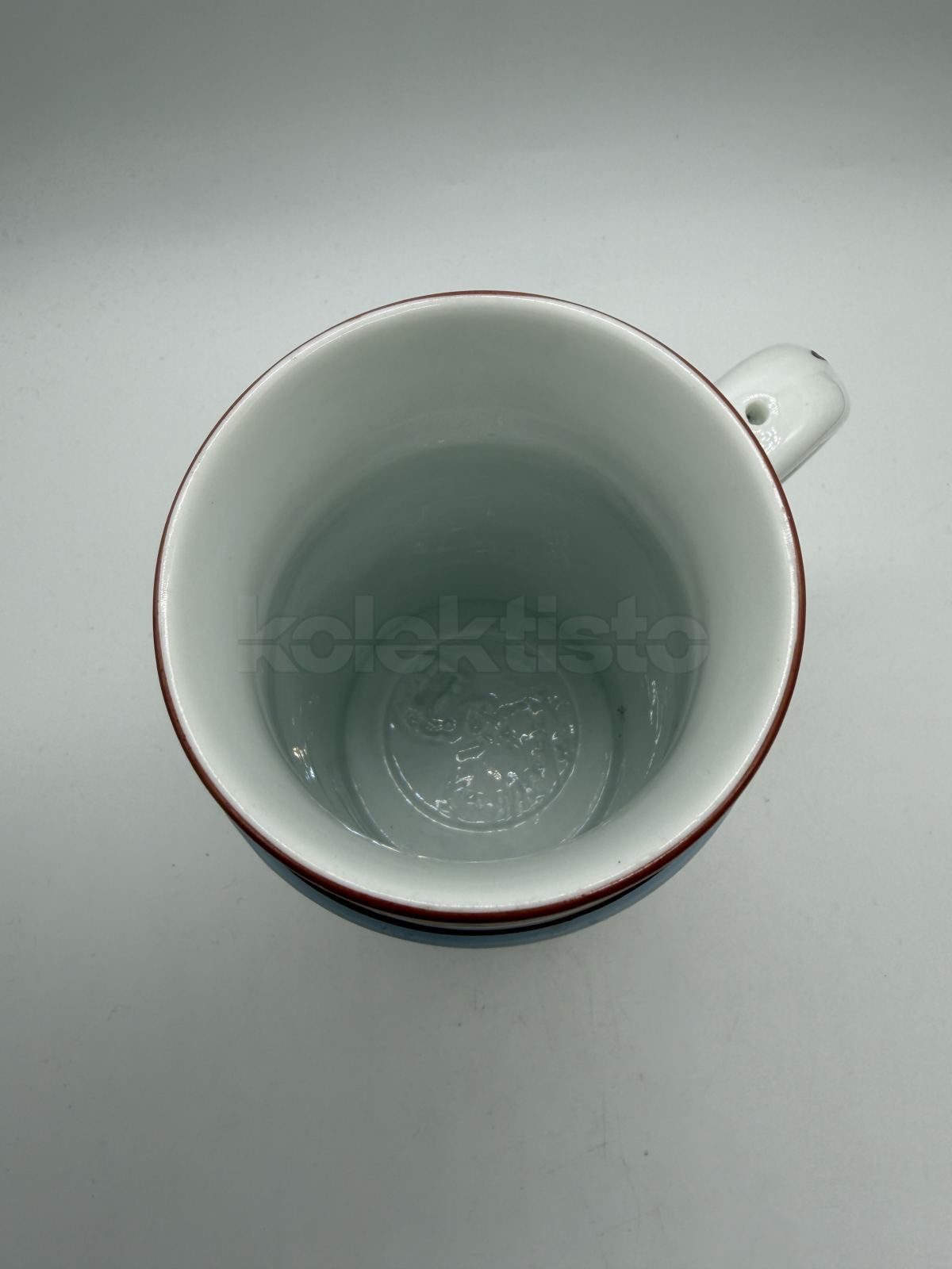 Porcelánový korbel s německými dragouny a průsvitkou