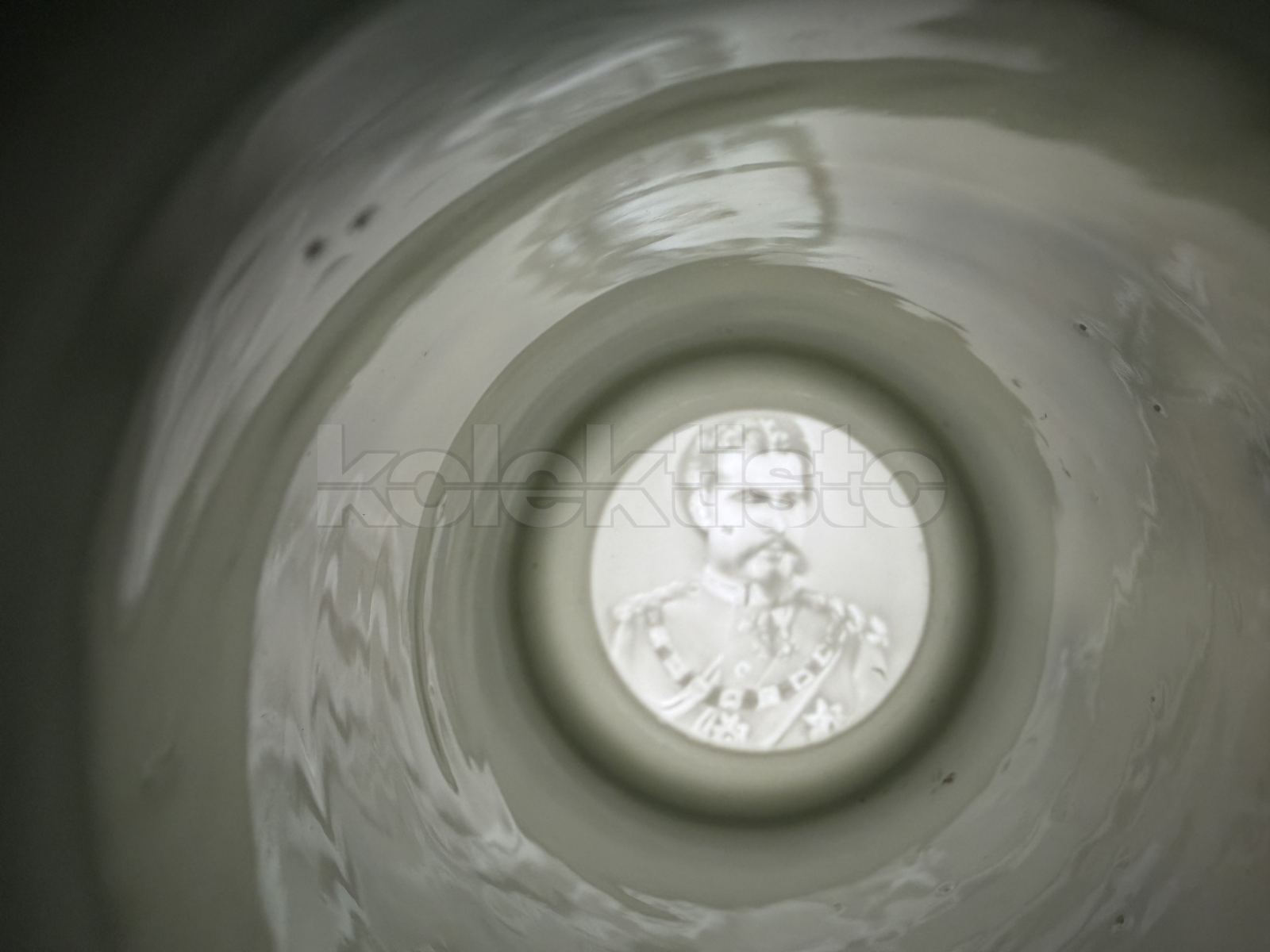 Porcelánový korbel s německými dragouny a průsvitkou