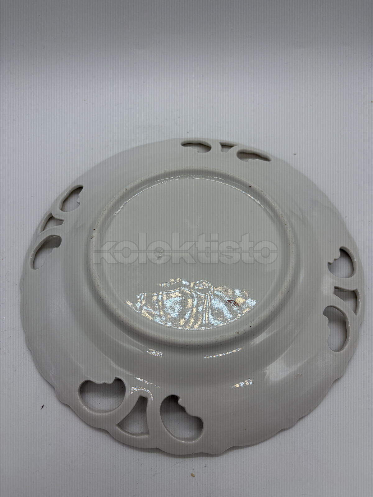 Porcelánový prořezávaný talíř
