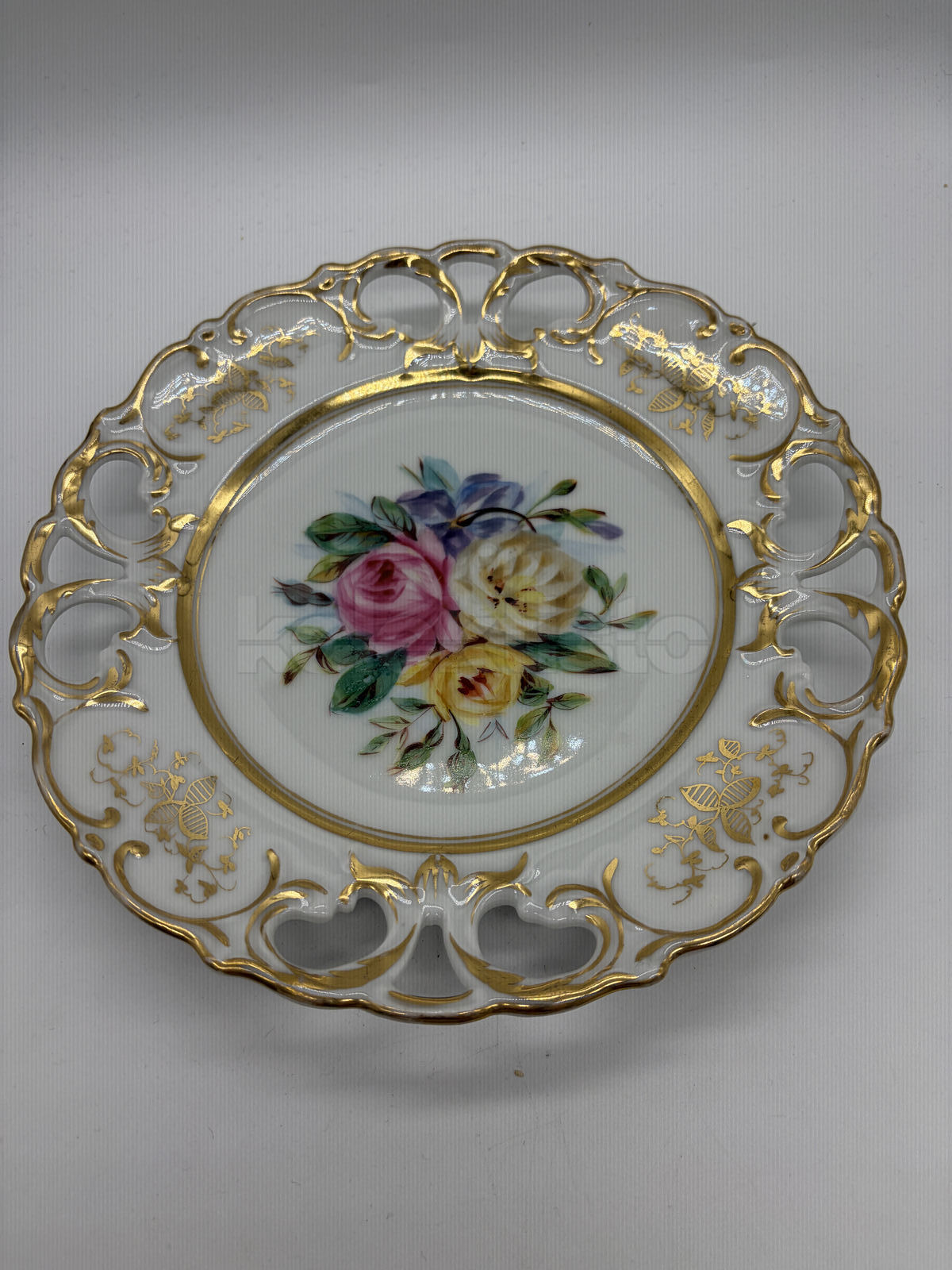Porcelánový prořezávaný talíř