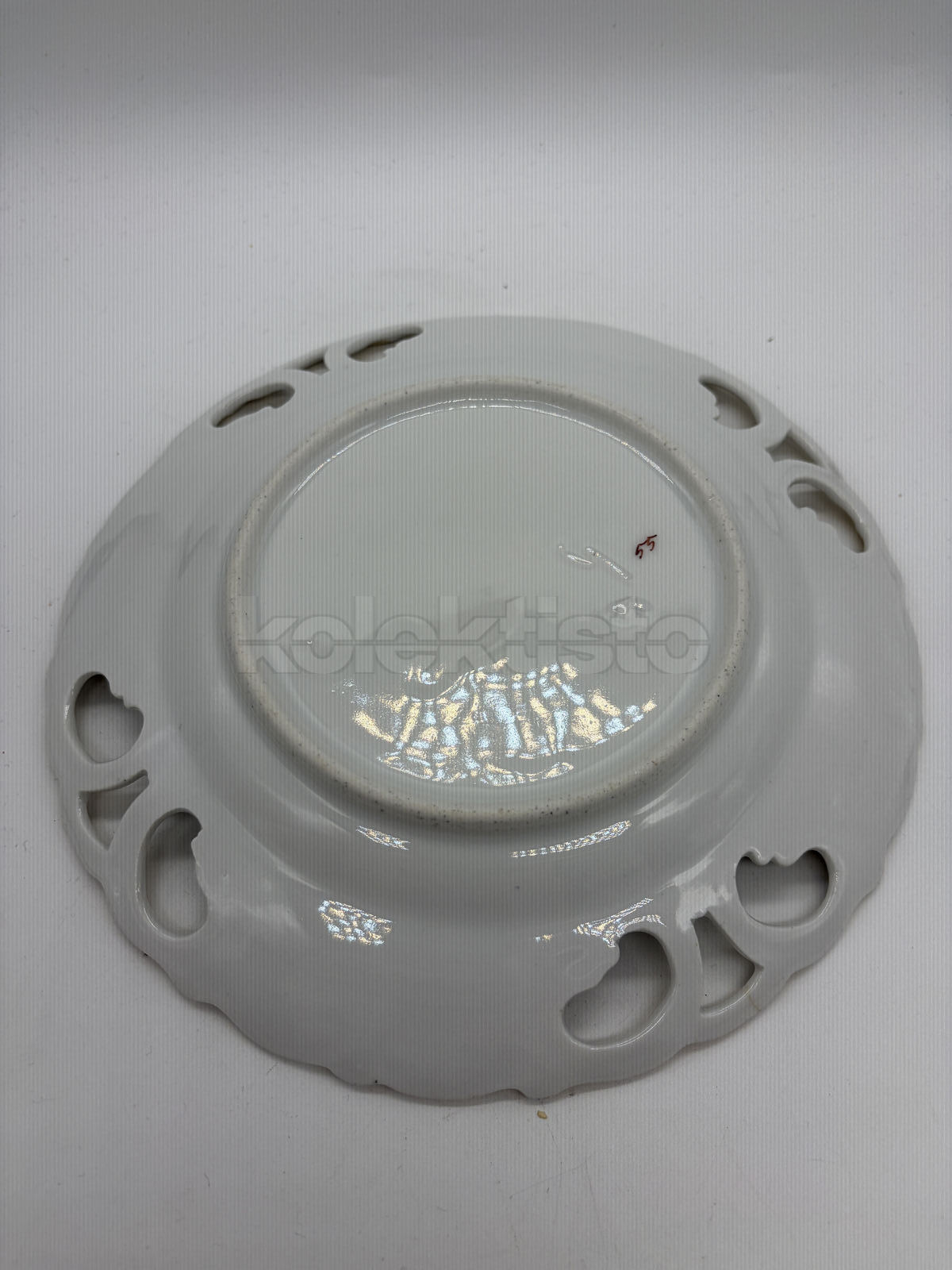 Porcelánový prořezávaný talíř