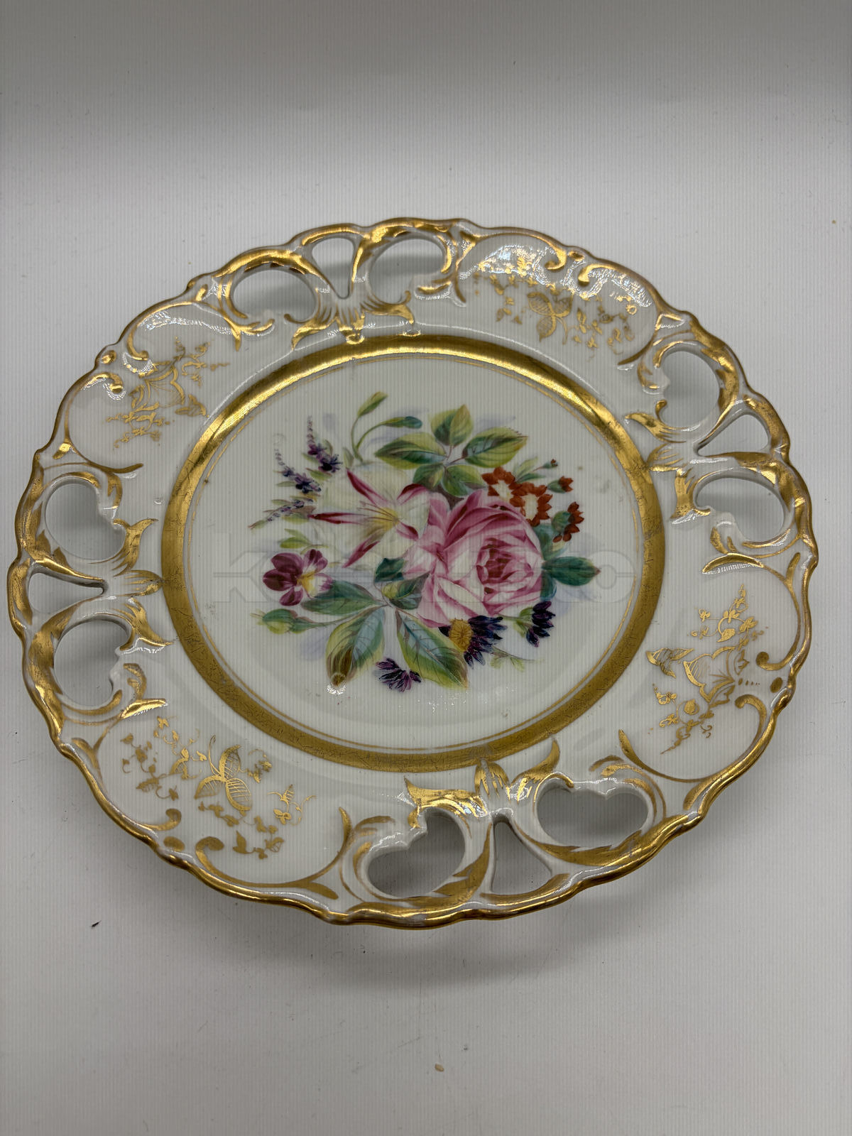 Porcelánový prořezávaný talíř