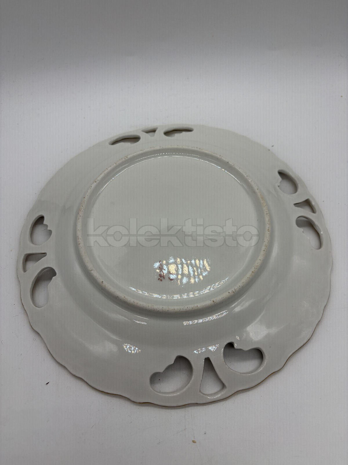 Porcelánový prořezávaný talíř
