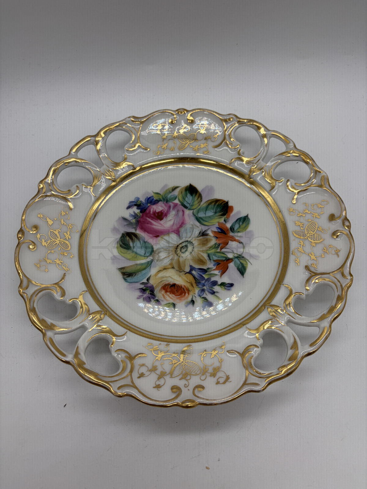 Porcelánový prořezávaný talíř