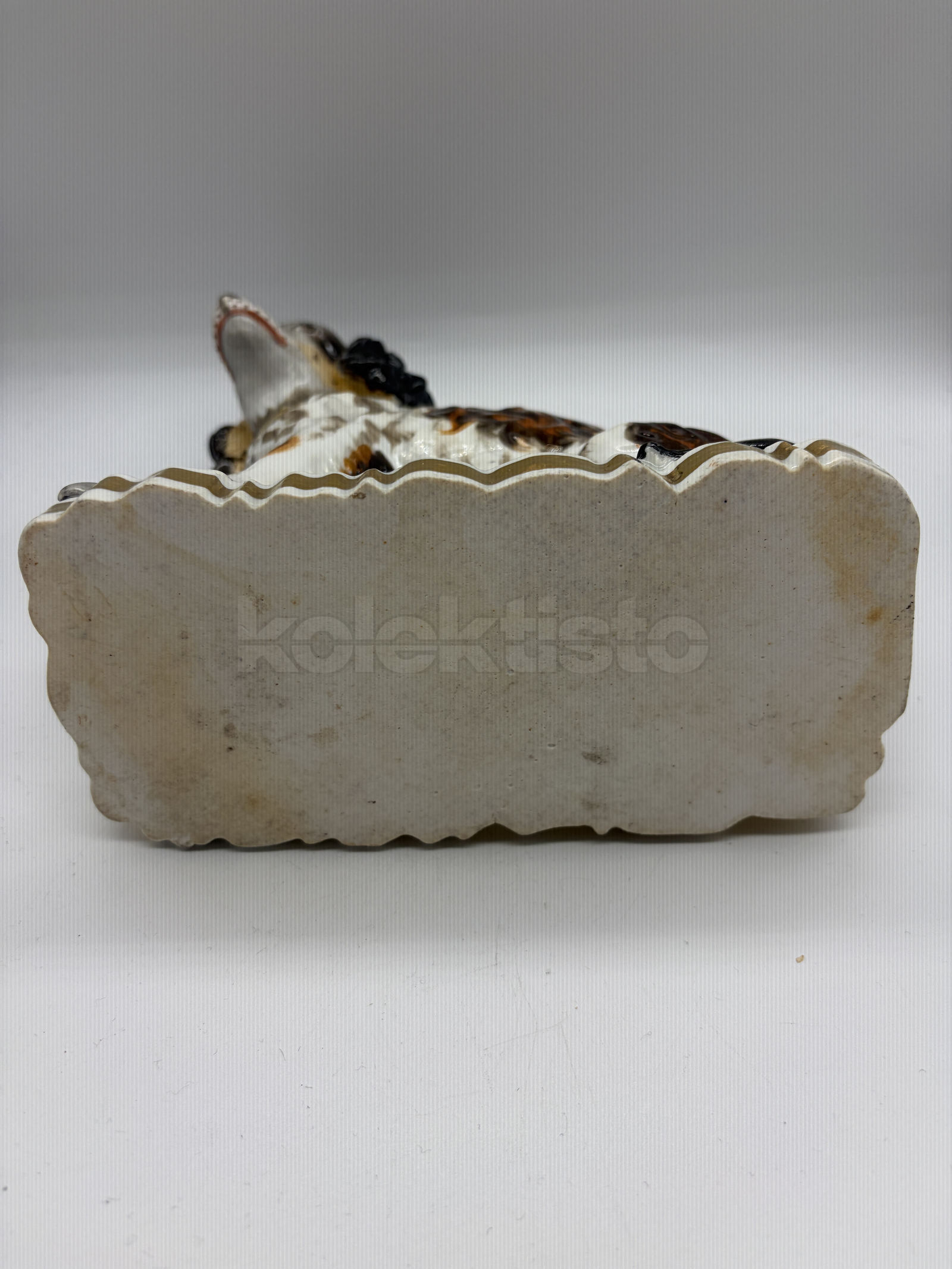 Porcelánová soška psa