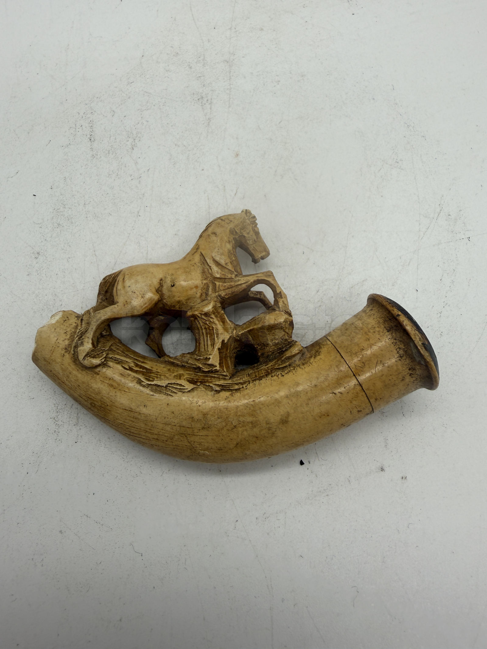 Kuřácká špička z mořské pěny zdobená figurou koně
