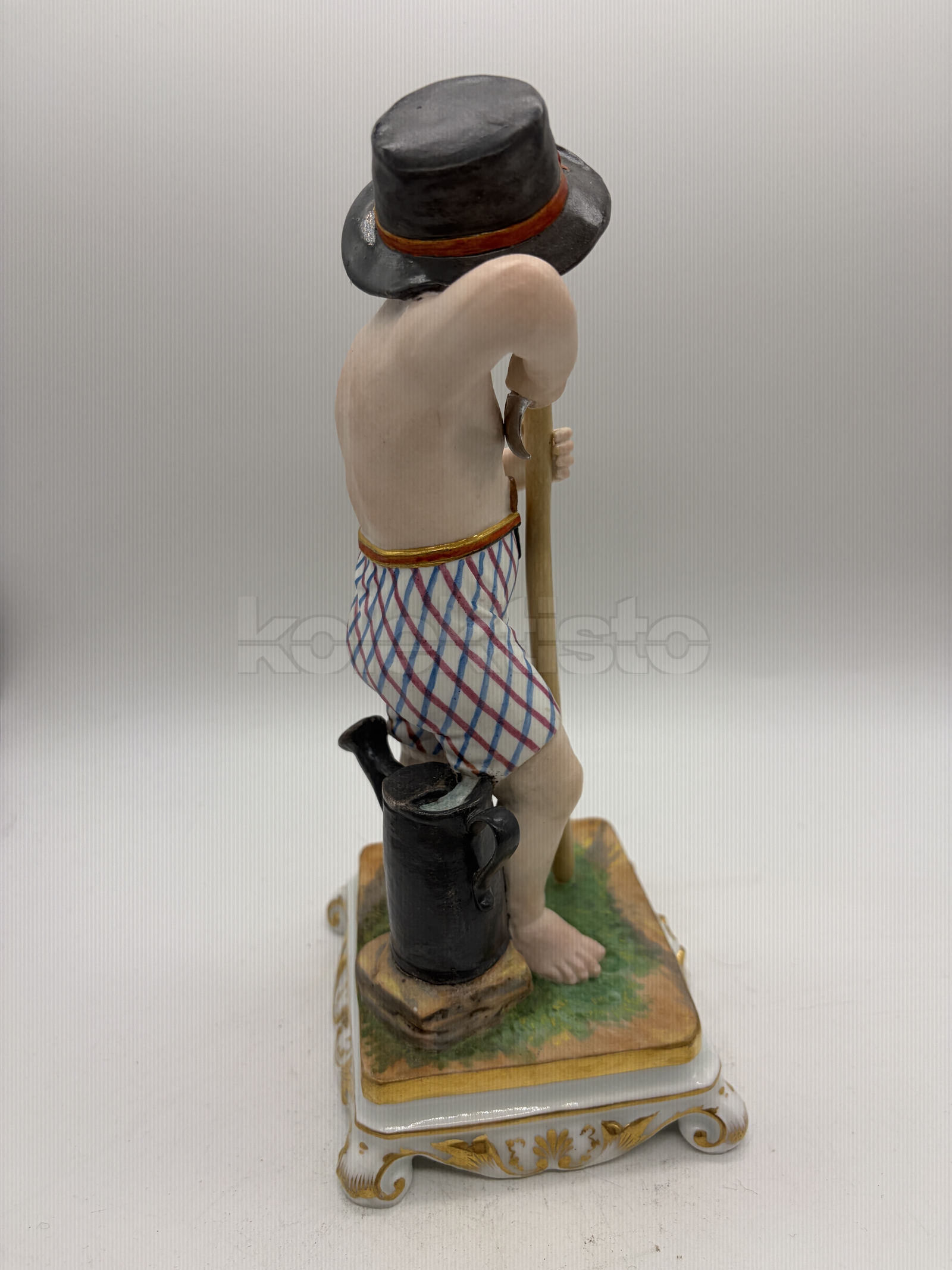 Porcelánová soška chlapce