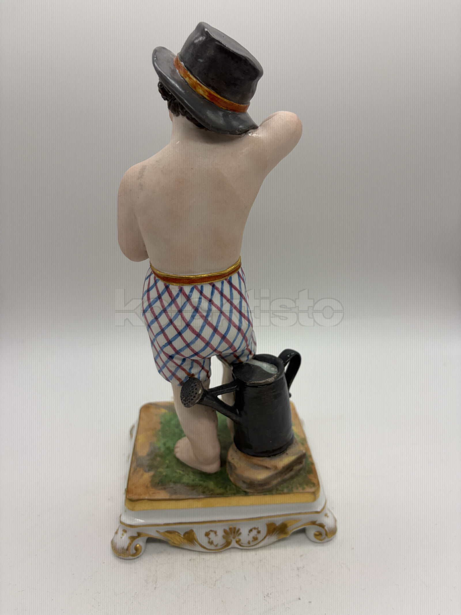 Porcelánová soška chlapce