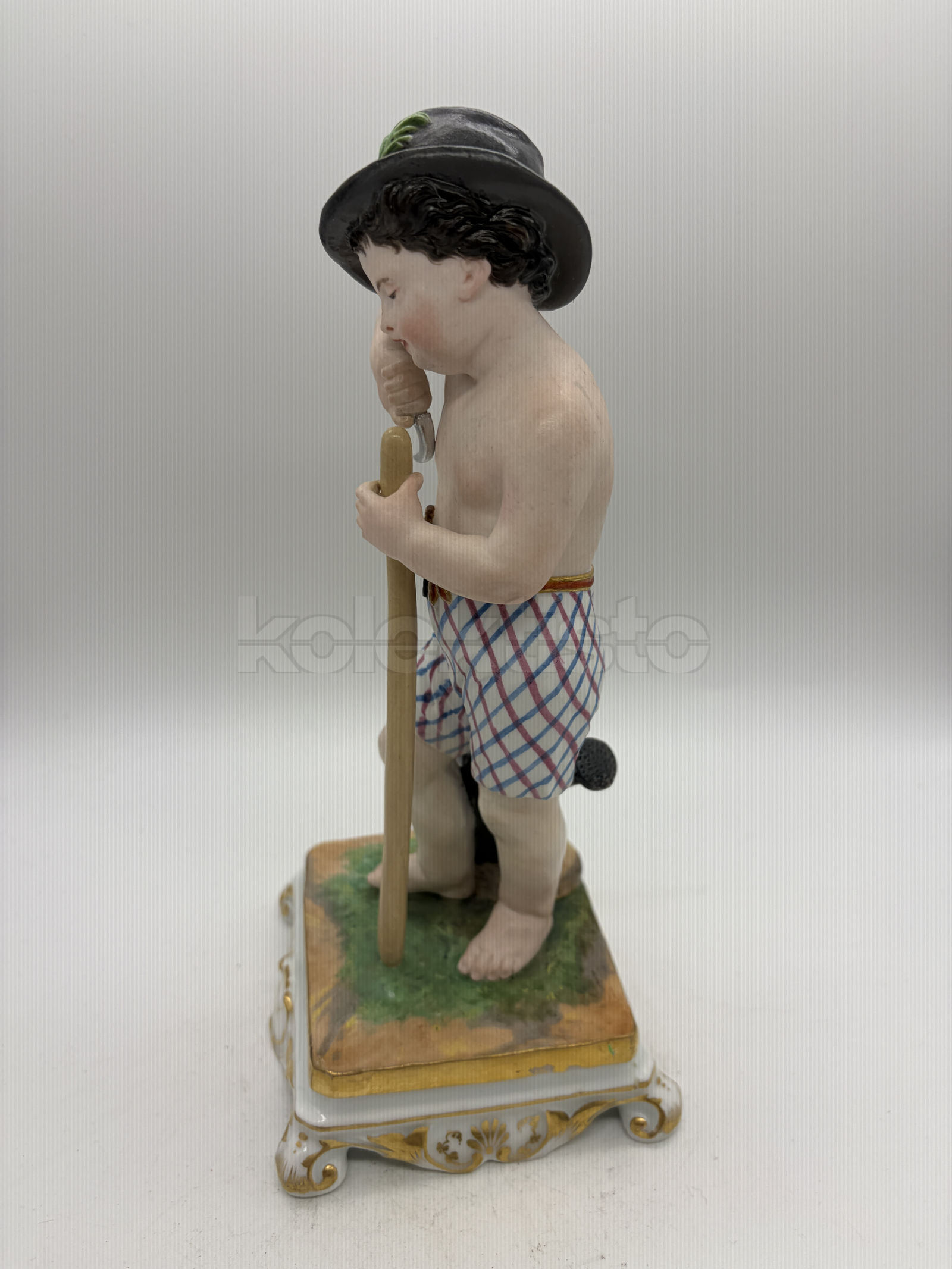 Porcelánová soška chlapce
