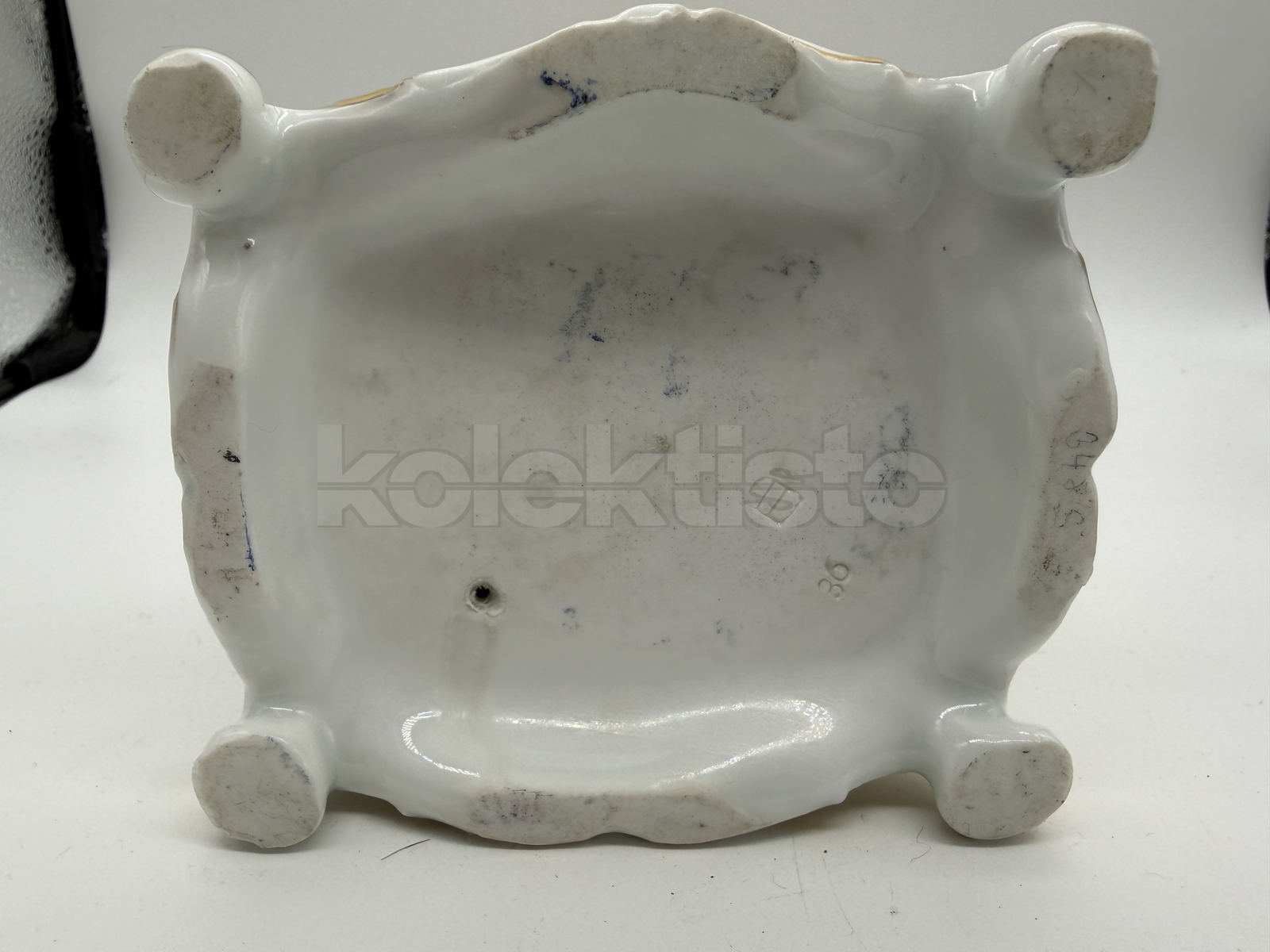 Porcelánová soška chlapce