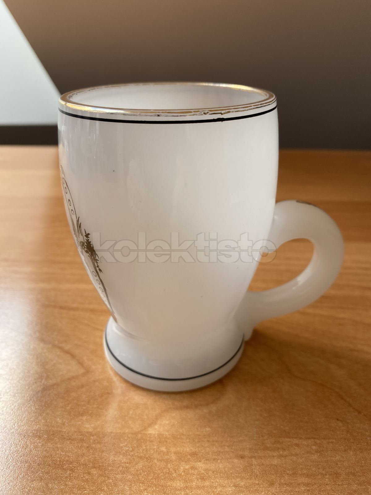 Sklenice s ouškem z opálového skla s malbou