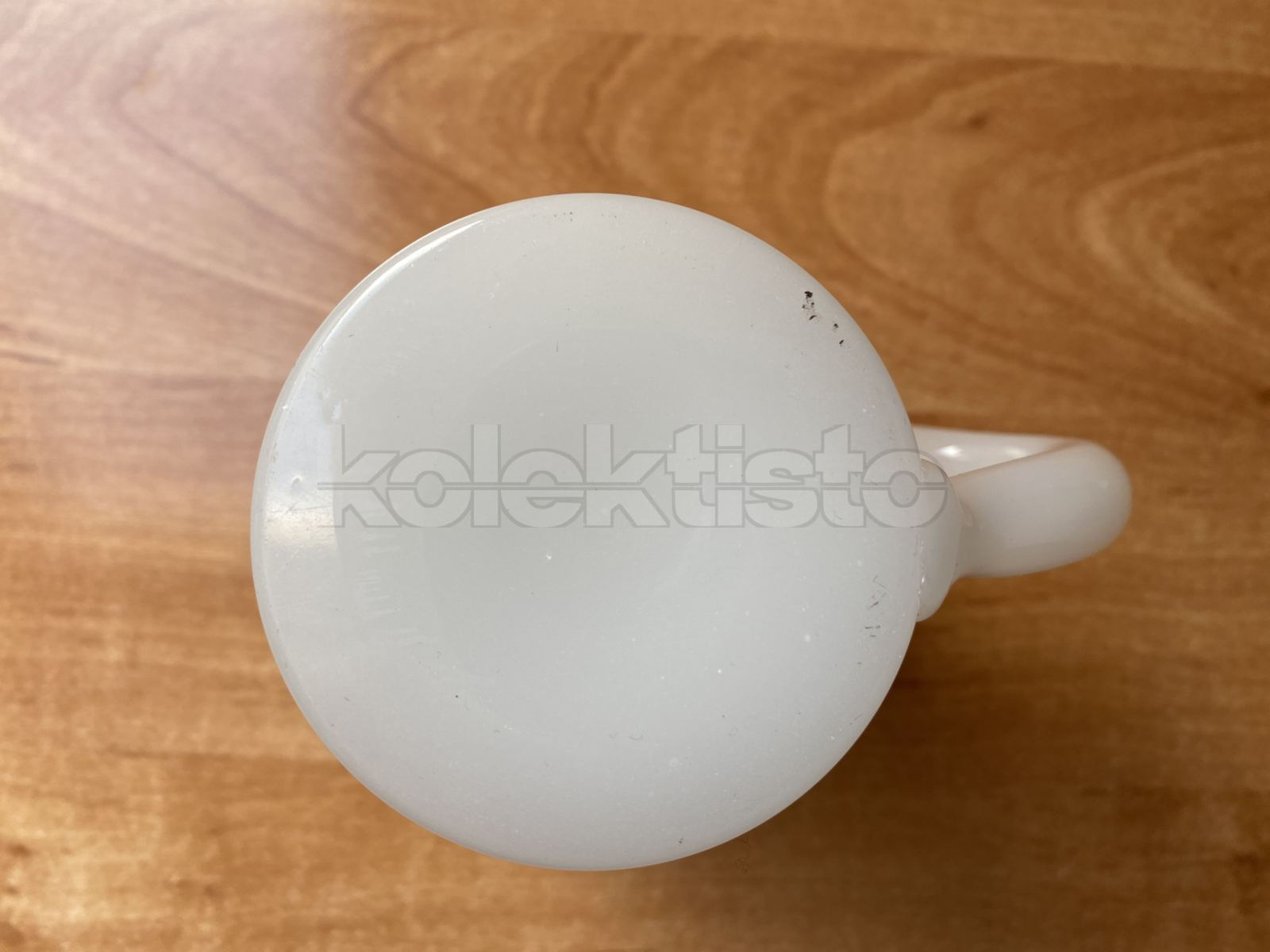Sklenice s ouškem z opálového skla s malbou