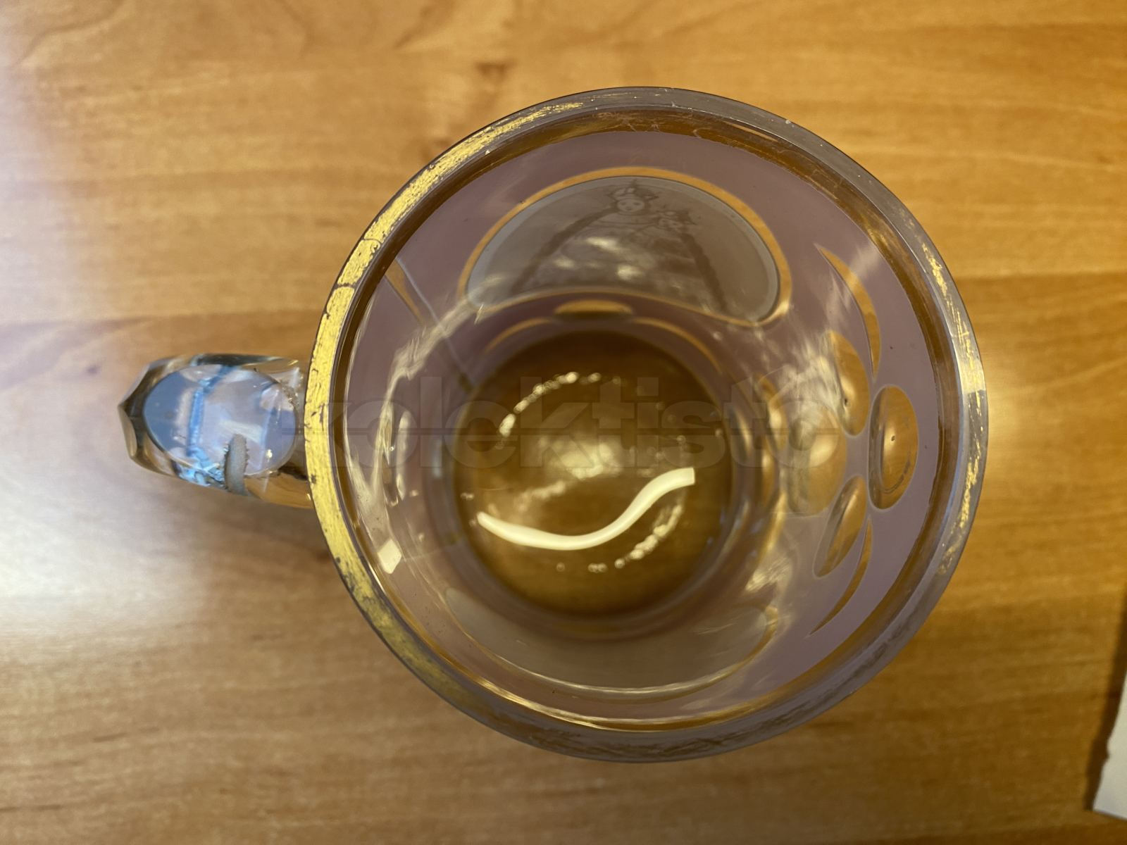 Korbel z čirého a růžového skla s malbou