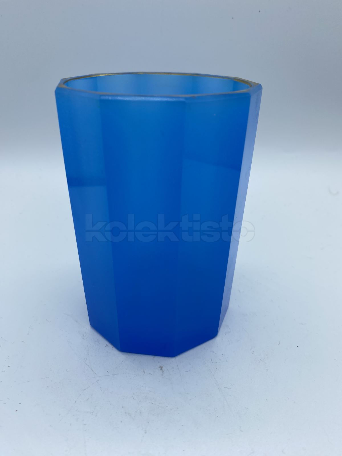 Sklenice z modrého opálového skla