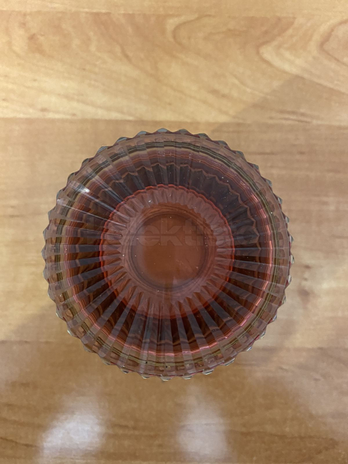 Sklenice z rosalinového skla