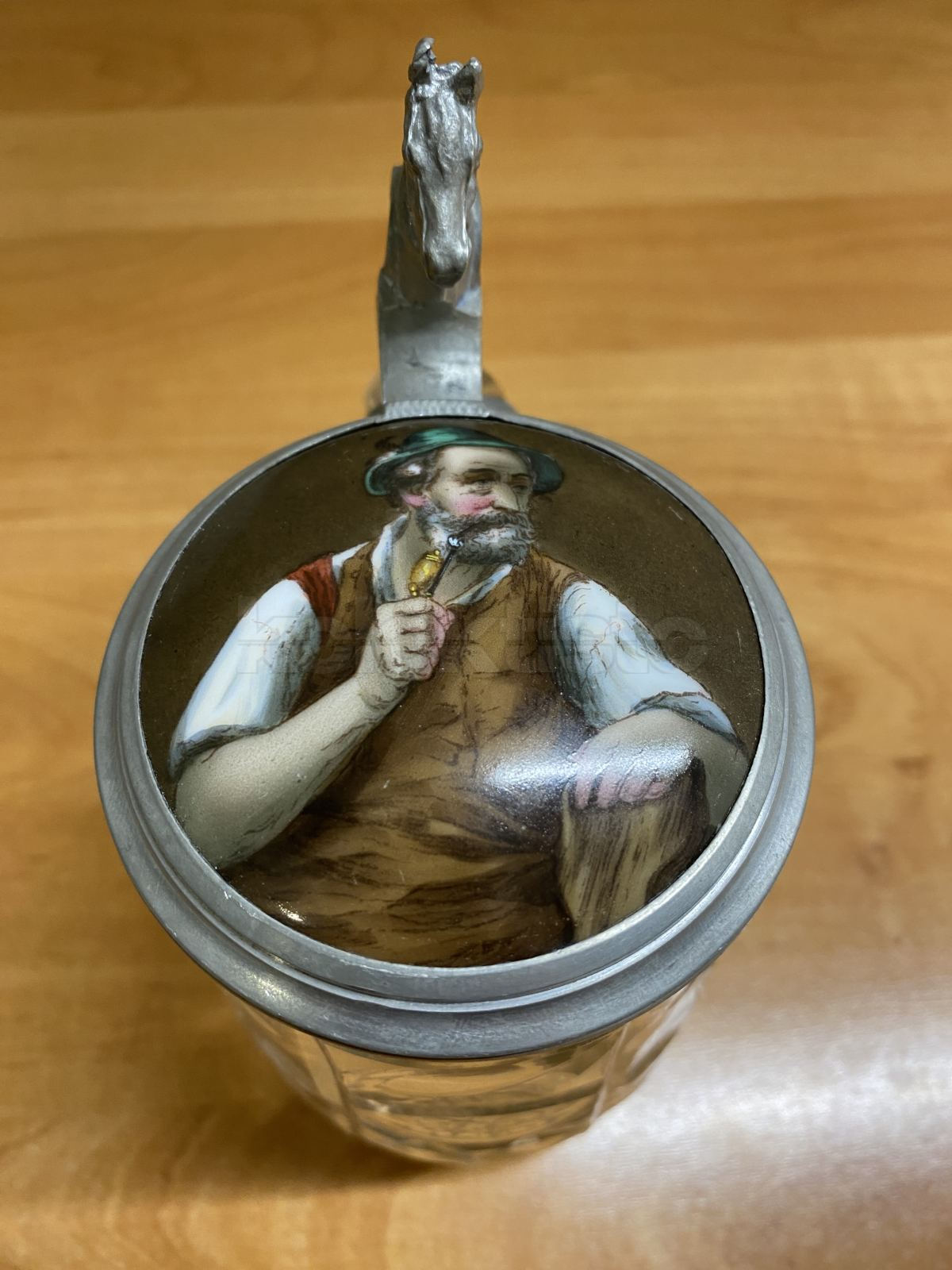 Korbel z broušeného skla s cínovým víkem a porcelánovým obrázkem