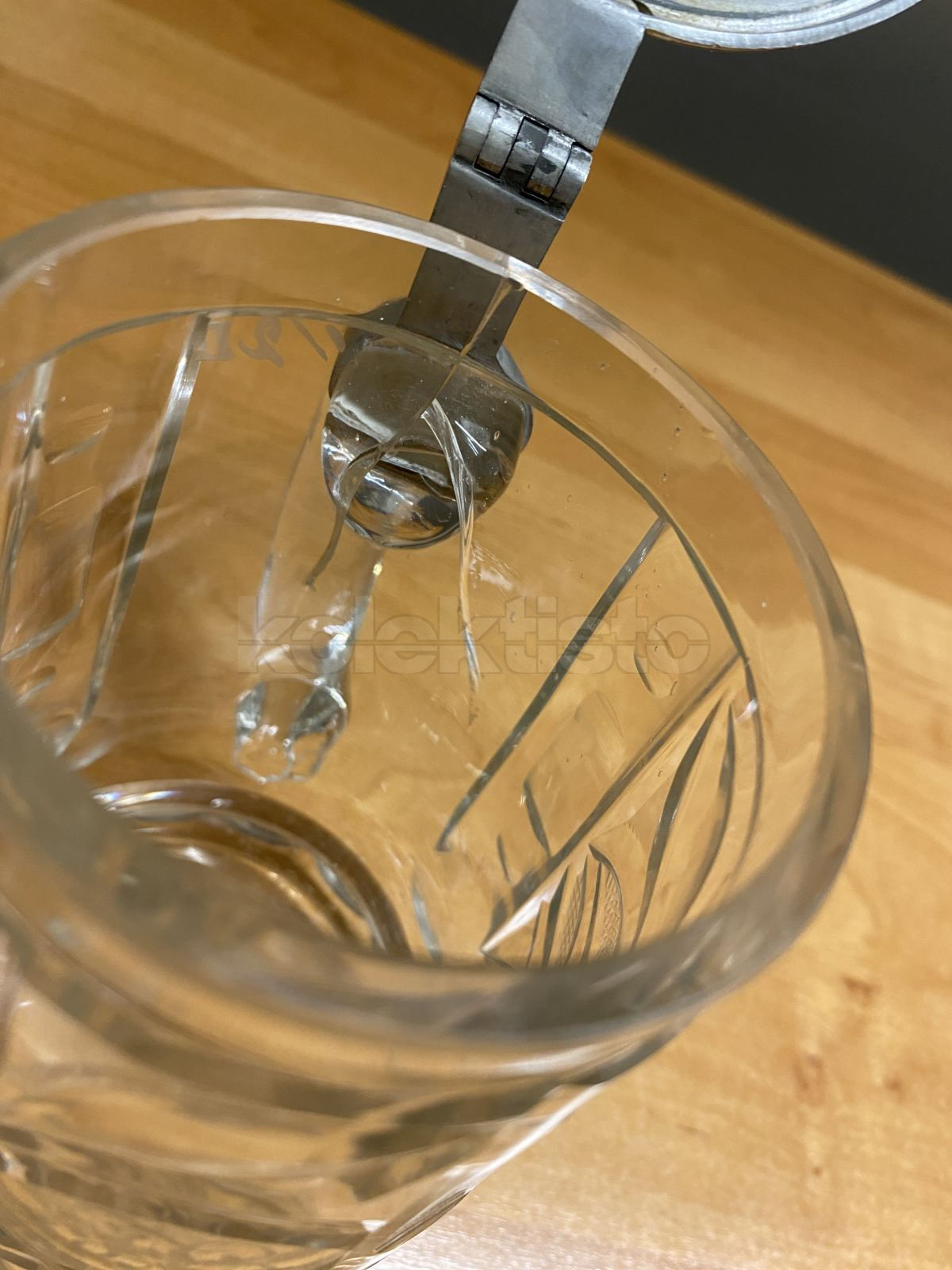 Korbel z broušeného skla s cínovým víkem a porcelánovým obrázkem