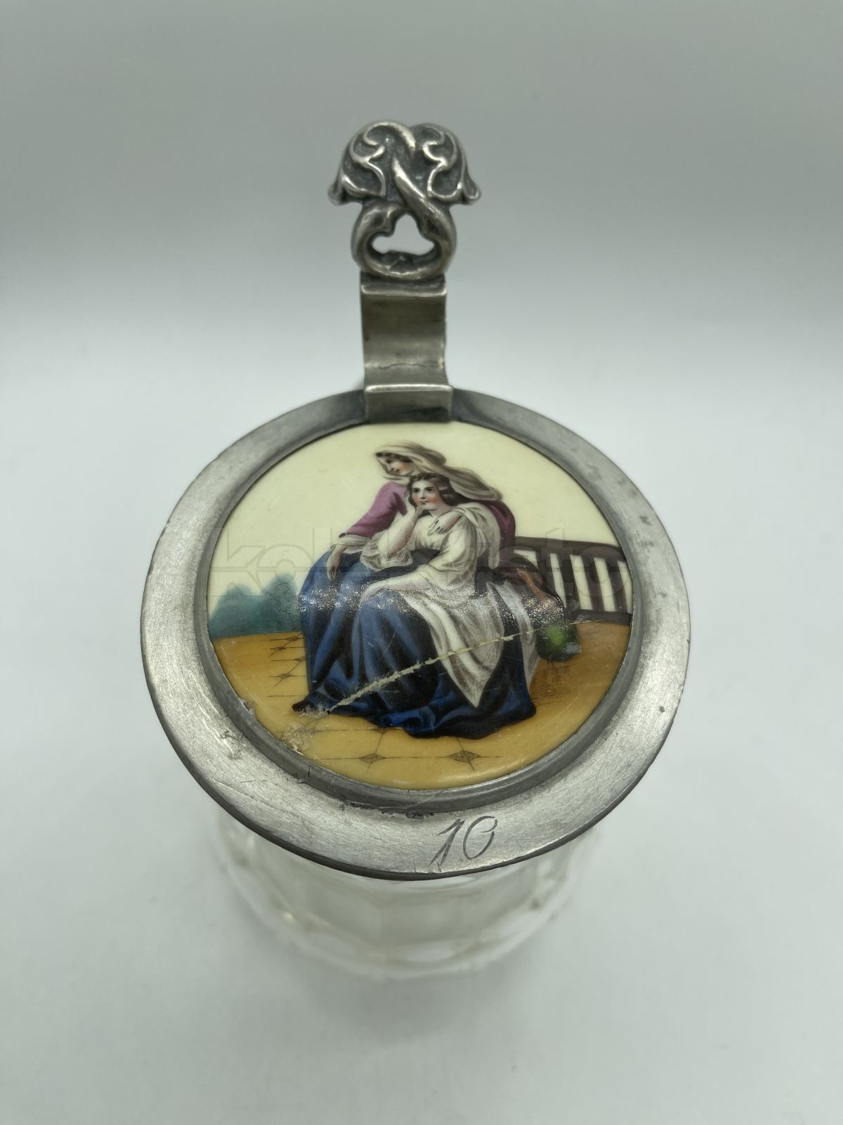 Korbel z čirého broušeného skla s cínovým víkem a porcelánovým obrázkem